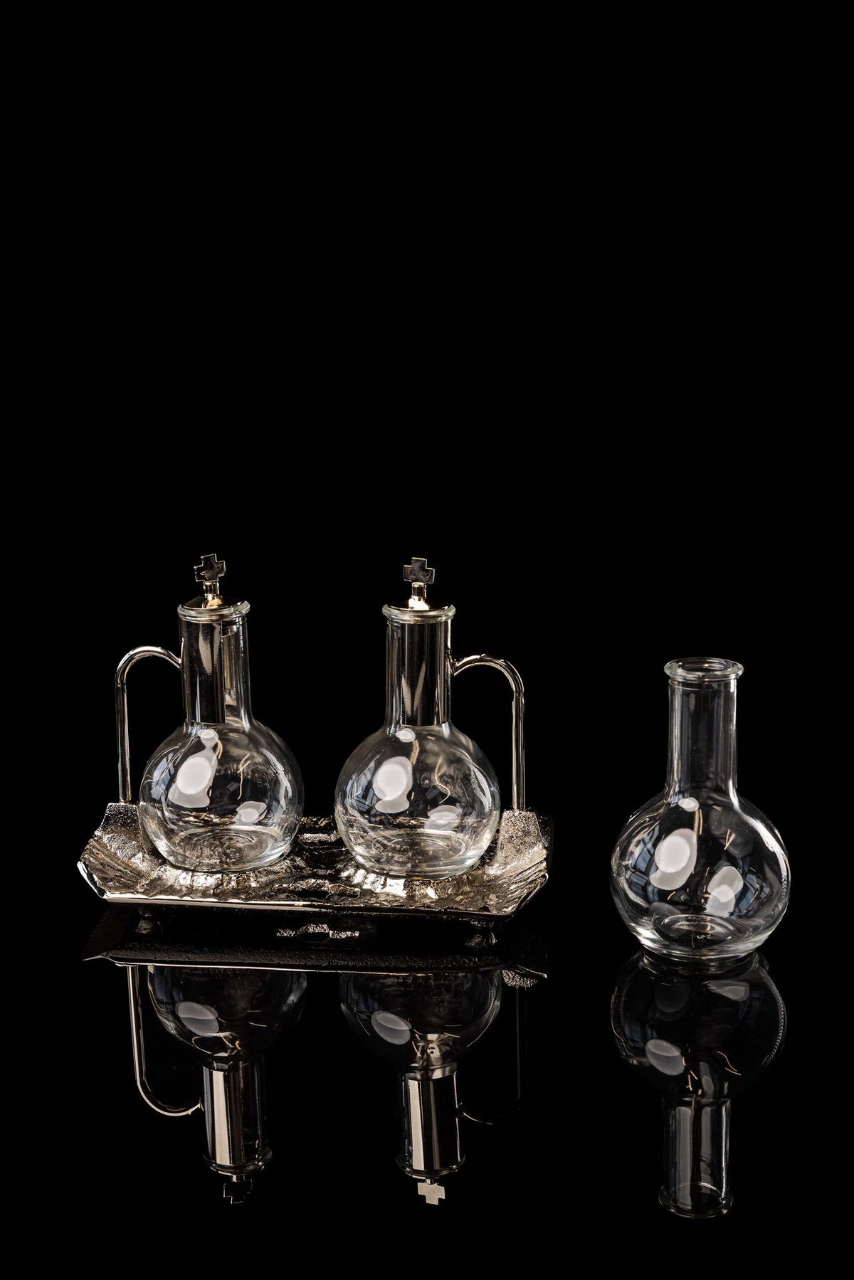 Ampułki liturgiczne na wino i wodę z niklowana tacą