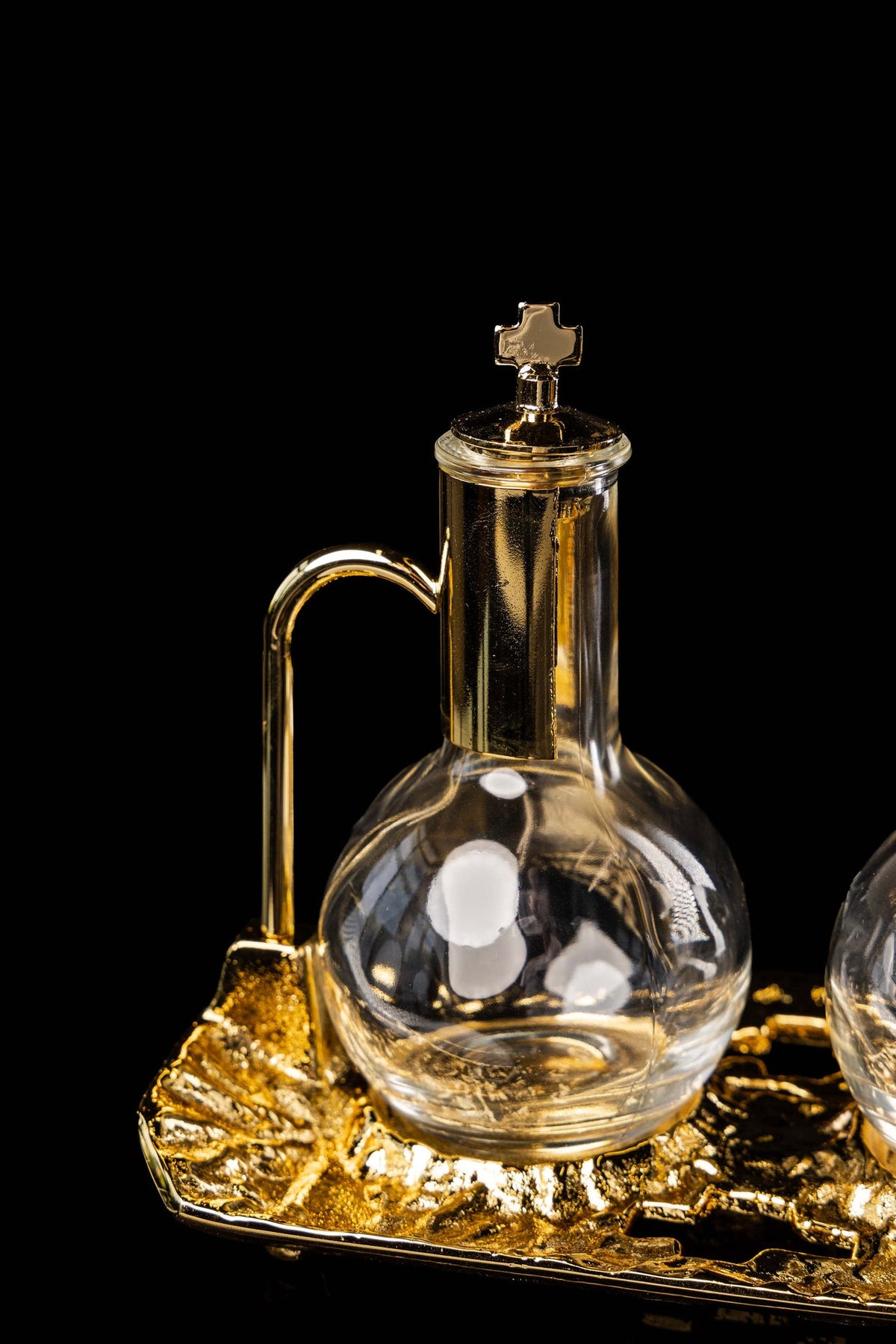 Ampułki liturgiczne na wino i wodę z pozłacaną tacą