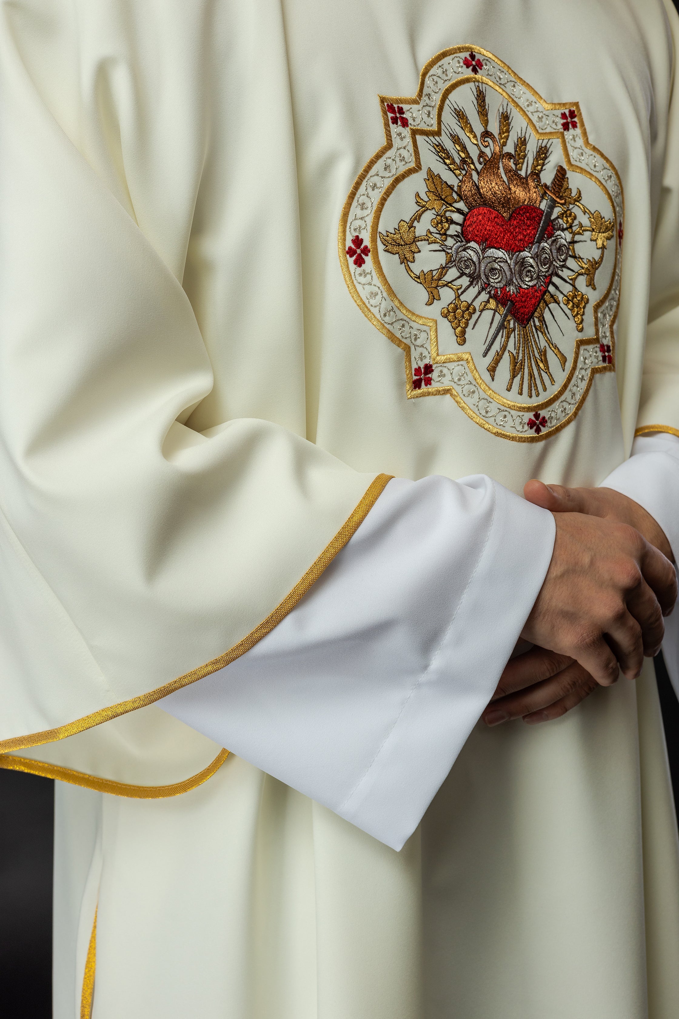 Dalmatyka z motywem Serca Maryi w kolorze ecru z bogatym haftem i stylowym wykończeniem