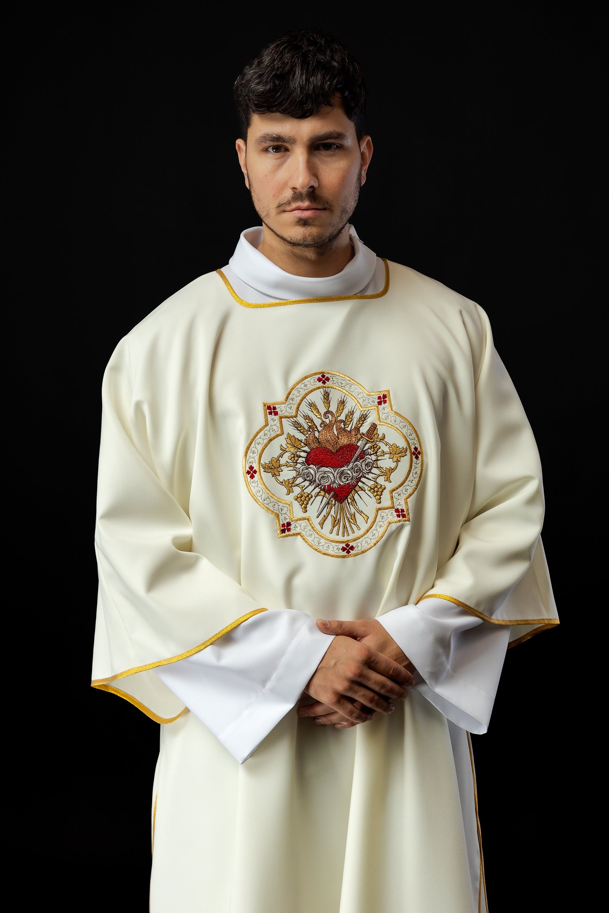 Dalmatyka z motywem Serca Maryi w kolorze ecru z bogatym haftem i stylowym wykończeniem