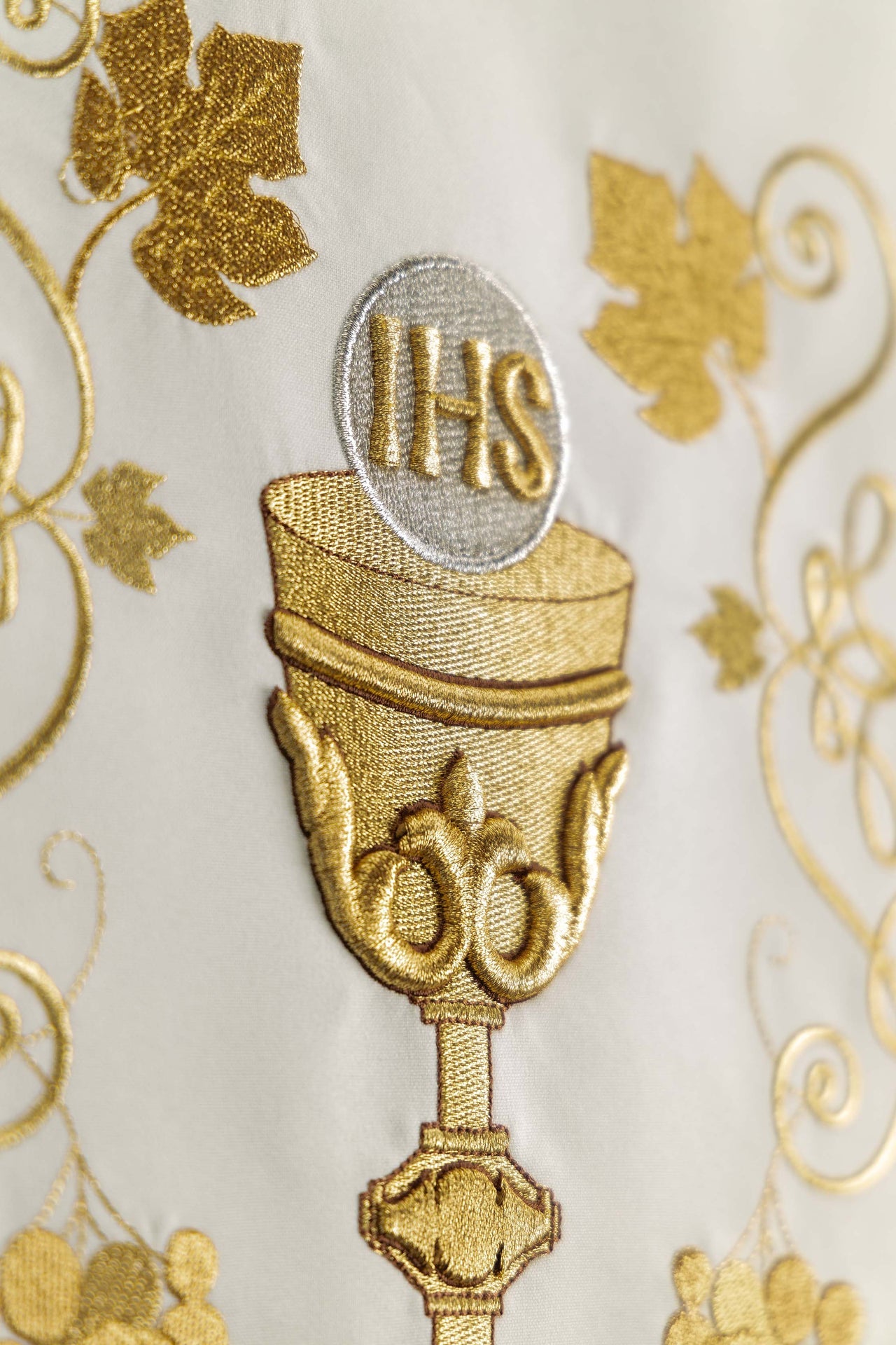 Serweta na lektorium z haftowanym motywem kielicha ecru