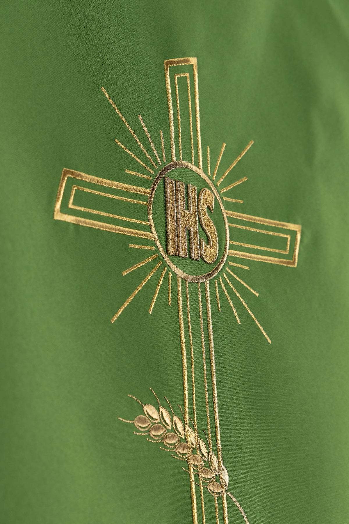 Zielona Serweta Liturgiczna na Lektorium z Haftem Krzyża i IHS