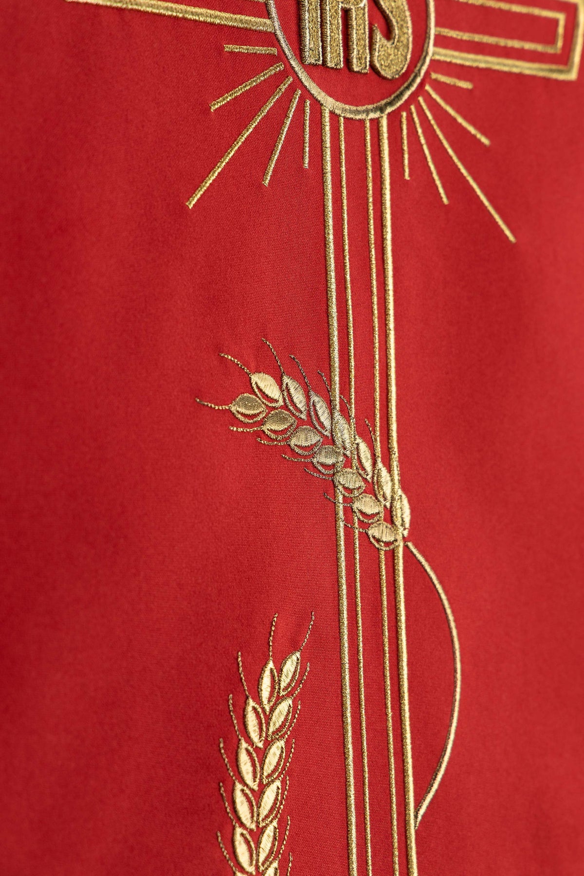 Czerwona Serweta Liturgiczna na Lektorium - Krzyż i IHS