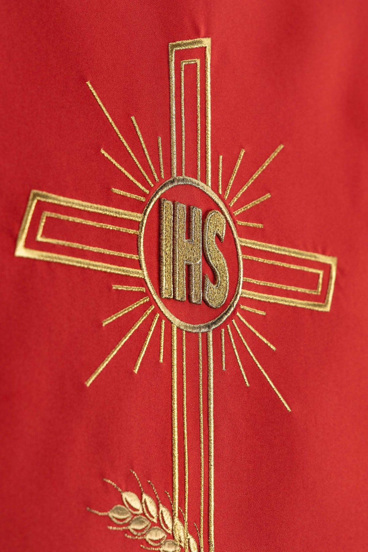 Czerwona Serweta Liturgiczna na Lektorium - Krzyż i IHS