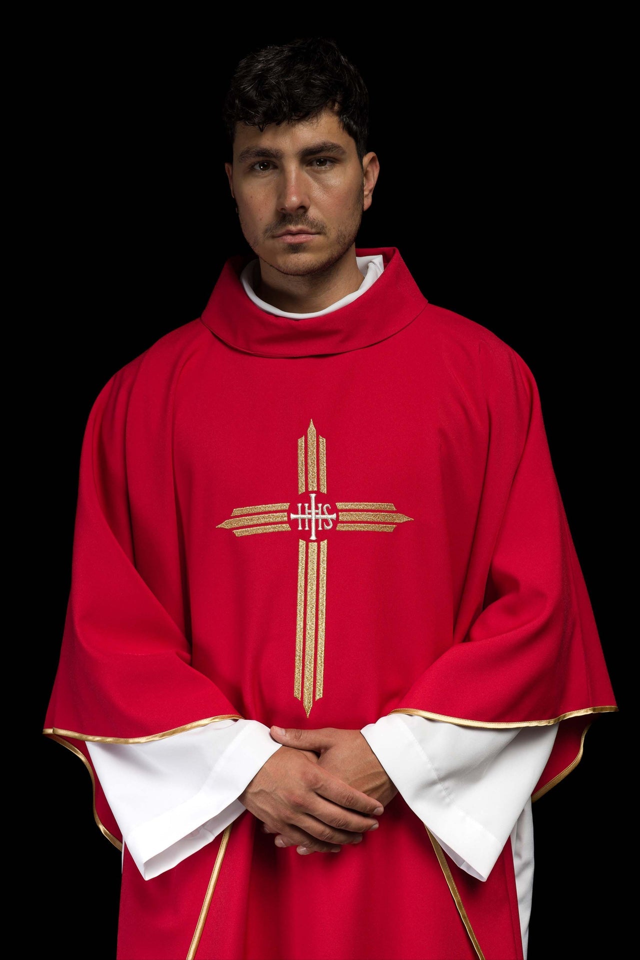 Czerwony ornat haftowany z Krzyżem IHS - ORNATY.PL