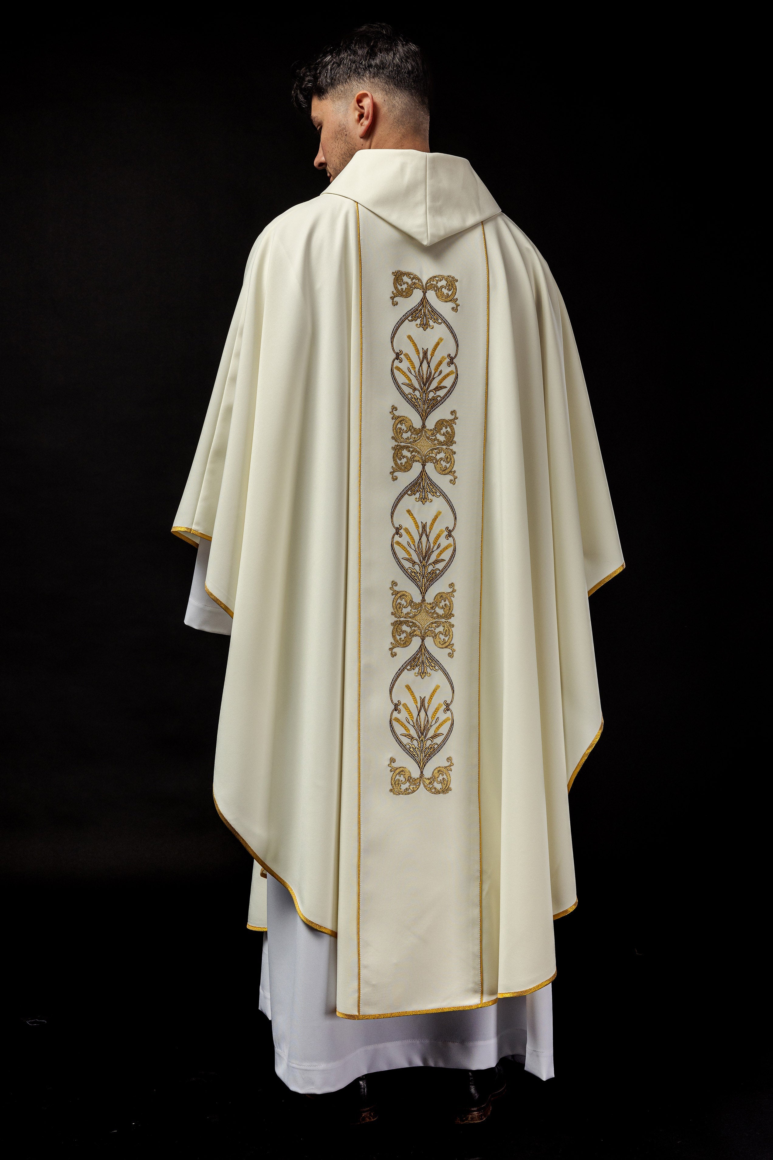 Ornat liturgiczny ecru z haftem IHS i symbolem Kielicha