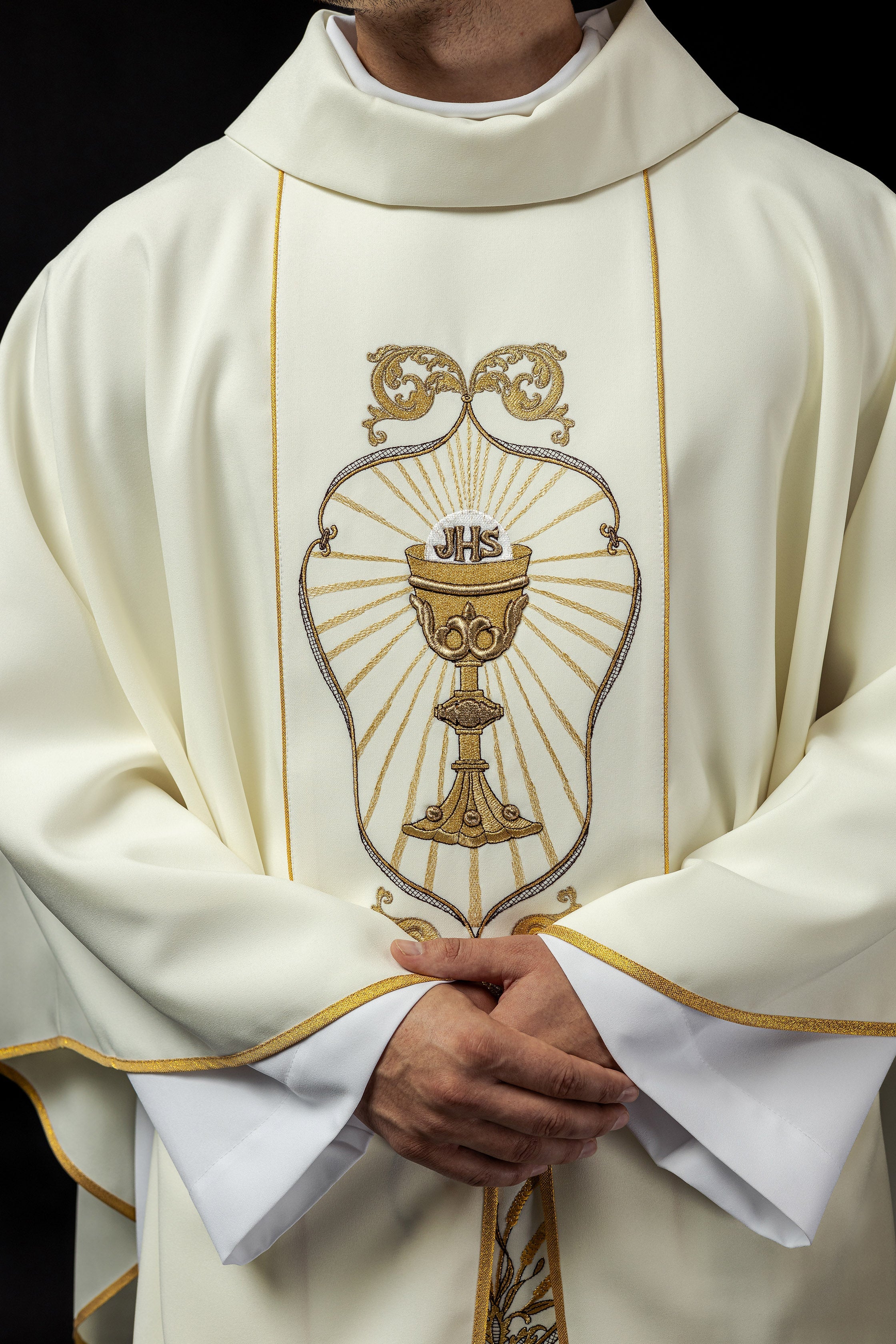 Ornat liturgiczny ecru z haftem IHS i symbolem Kielicha