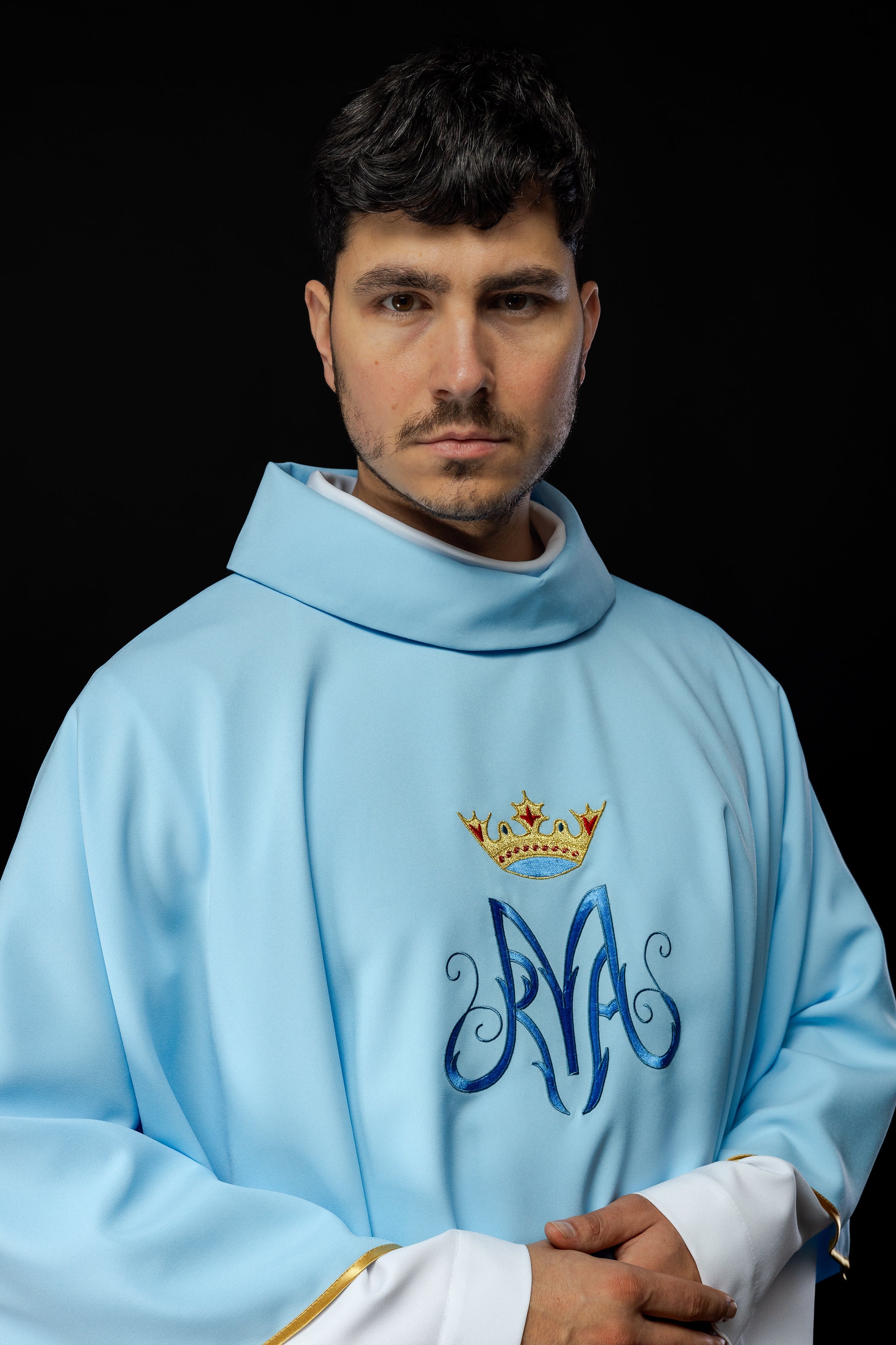 Ornat liturgiczny Maryjny w kolorze niebieskim z haftem i złotą lamówką