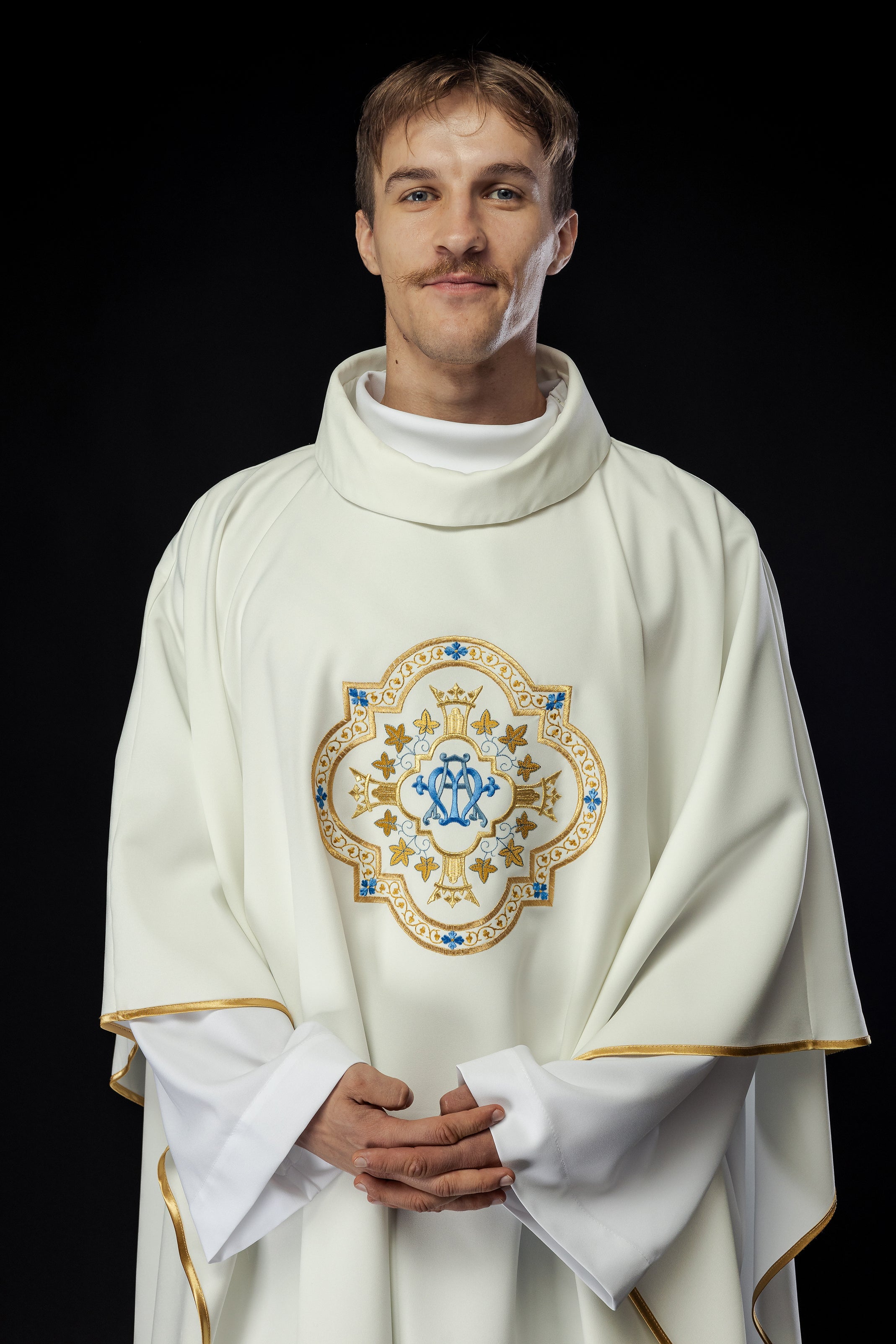 Ornat Maryjny Haftowany Ecru z Złotą Lamówką i Herb Maryjny