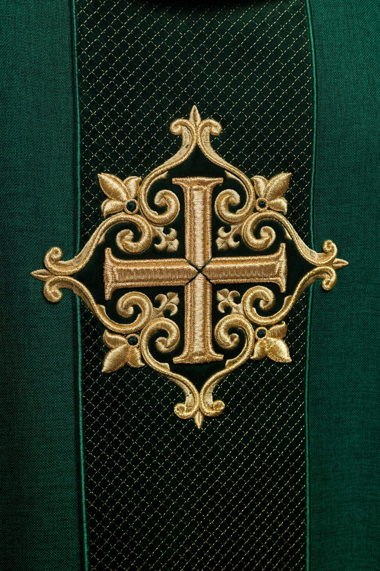 Ornat haftowany na aksamicie z symbolem Krzyż Zielony - ORNATY.PL