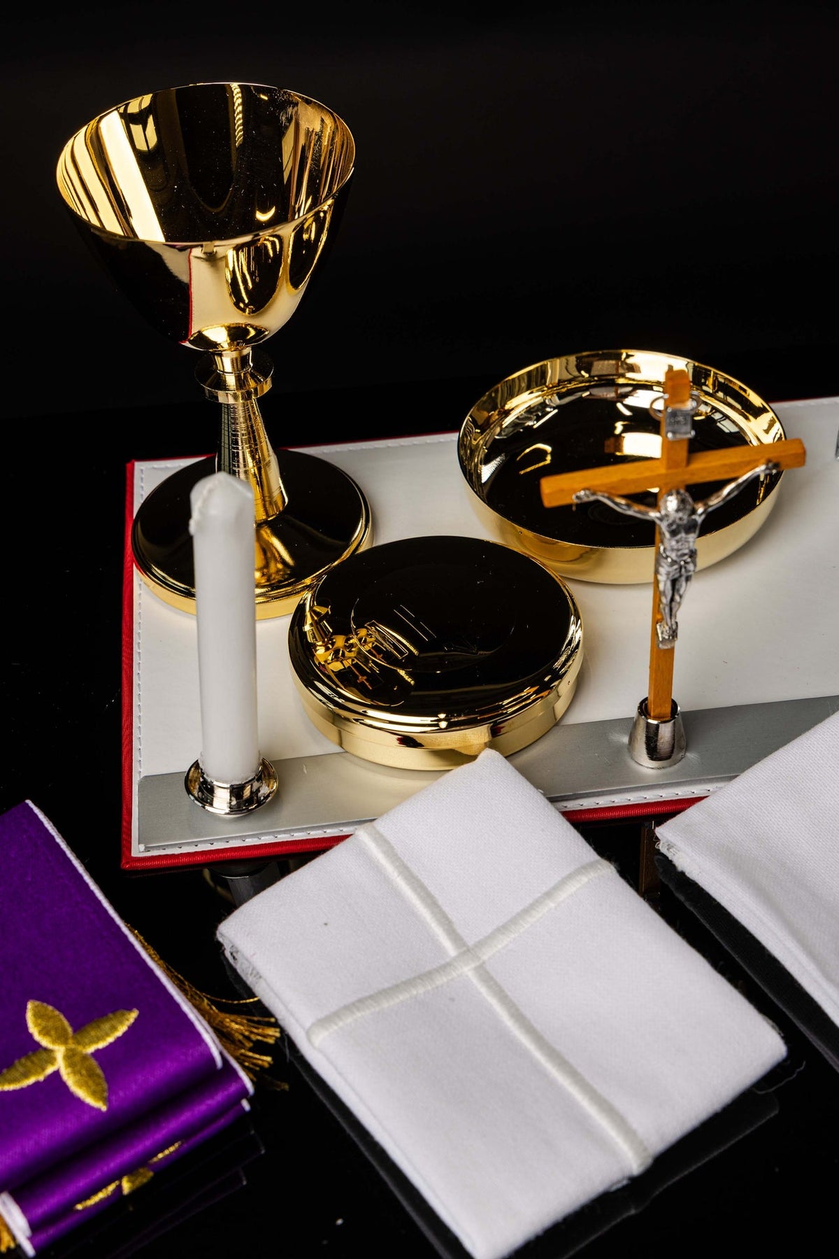 Walizka na misje z wyposażeniem liturgicznym