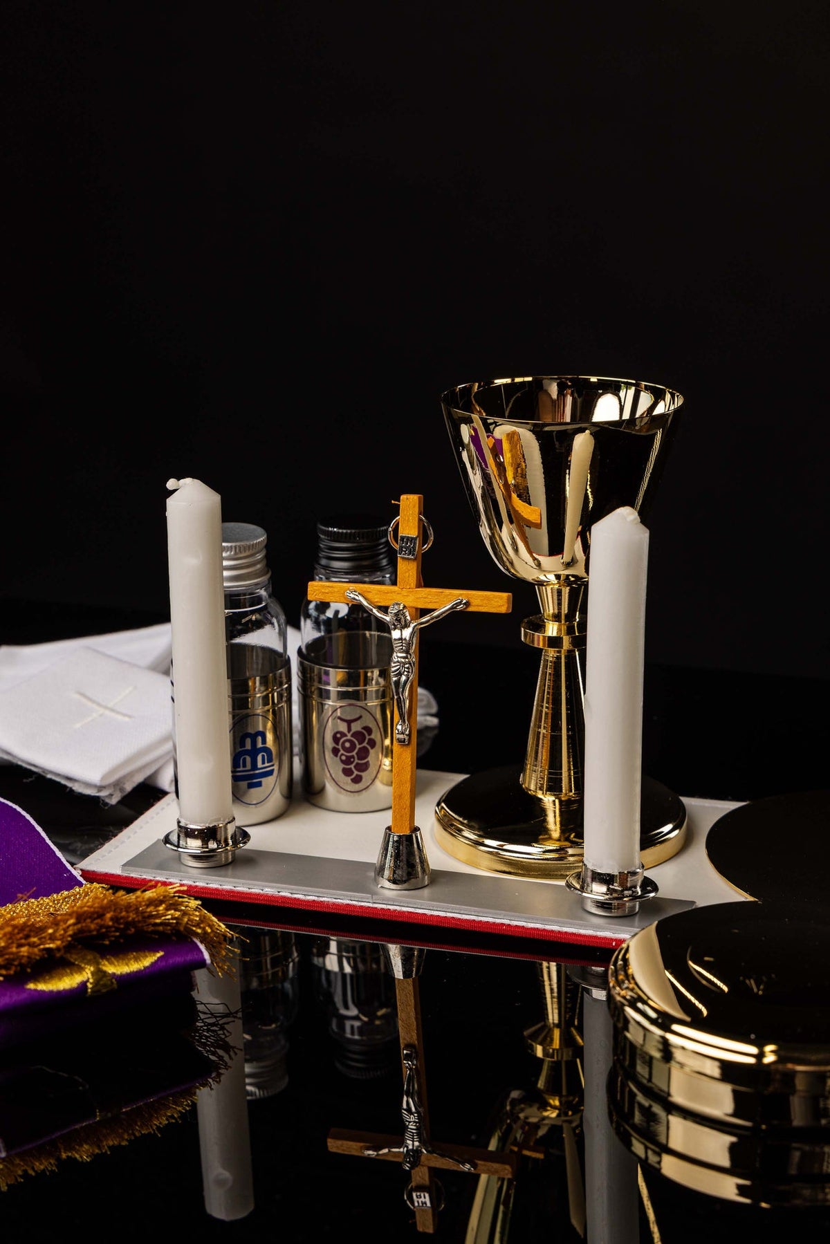 Walizka na misje z wyposażeniem liturgicznym na ramię