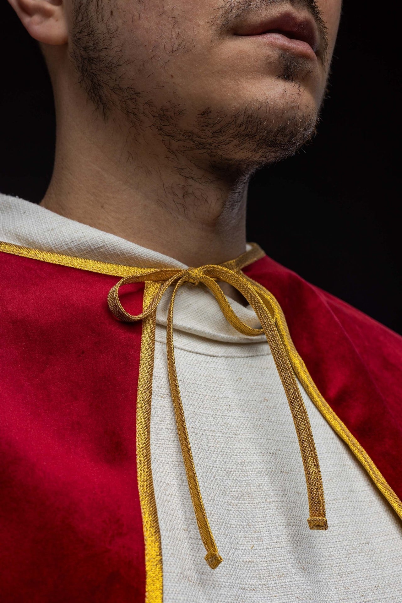 Aksamitna Pelerynka Ministrancka Czerwona ze Złotą Lamówką - SZATYLITURGICZNE.PL