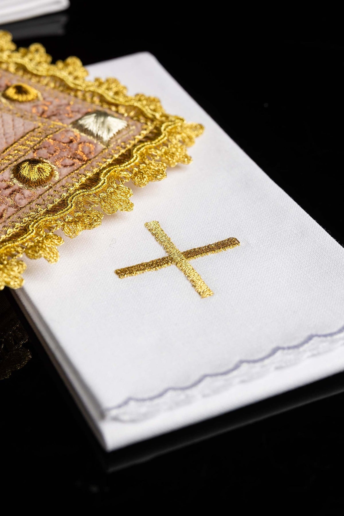 Aksamitny Komplet Kielichowy Różowy IHS - Palka, Korporał, Puryfikaterz - SZATYLITURGICZNE.PL
