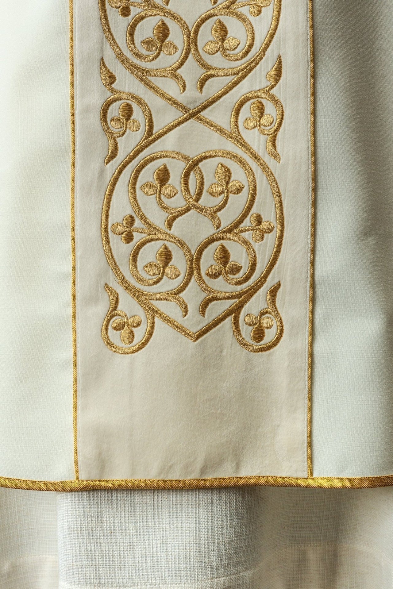 Aksamitny Ornat Liturgiczny z Haftowanym Pasem i Stułą - SZATYLITURGICZNE.PL