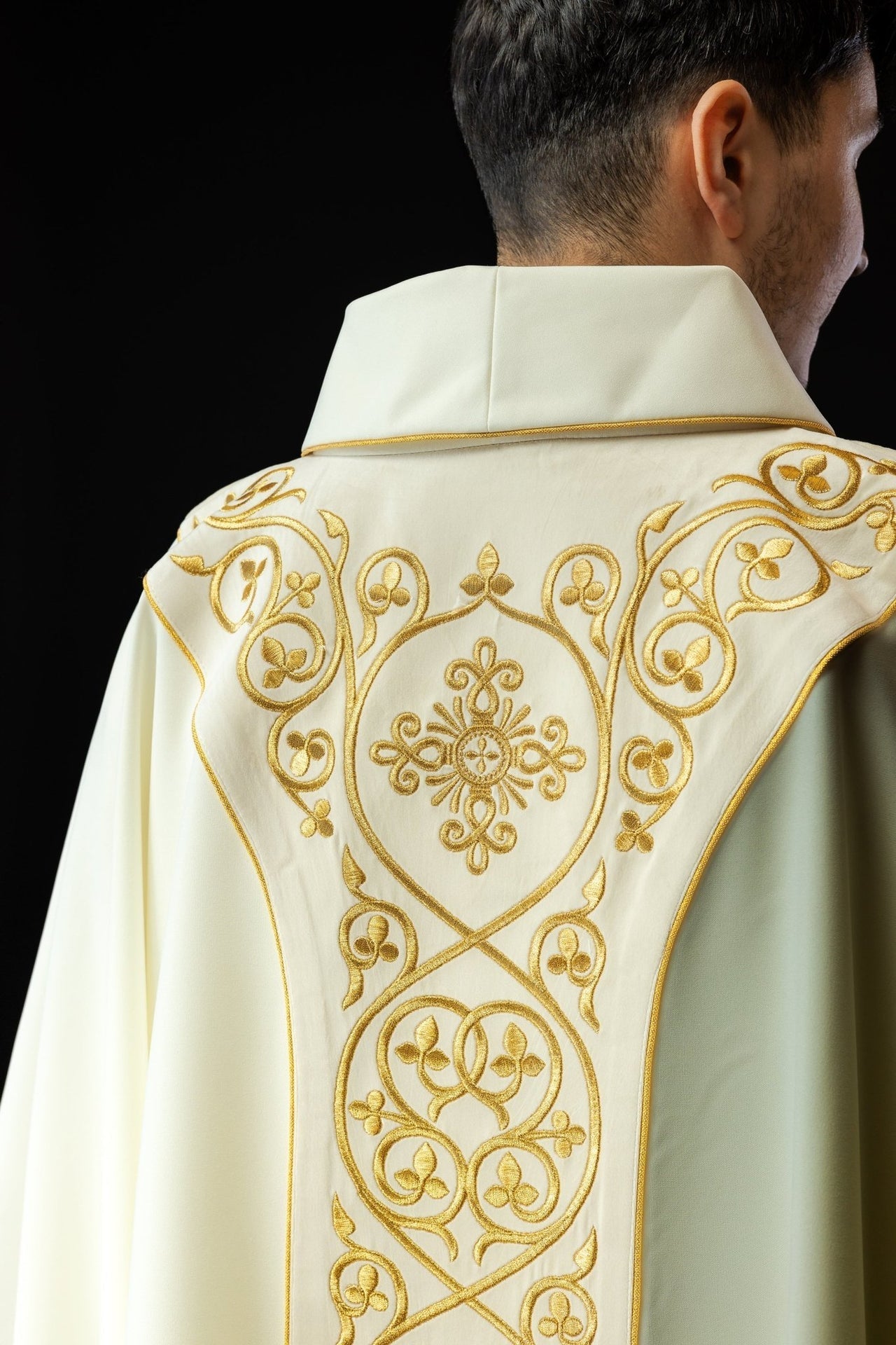 Aksamitny Ornat Liturgiczny z Haftowanym Pasem i Stułą - SZATYLITURGICZNE.PL