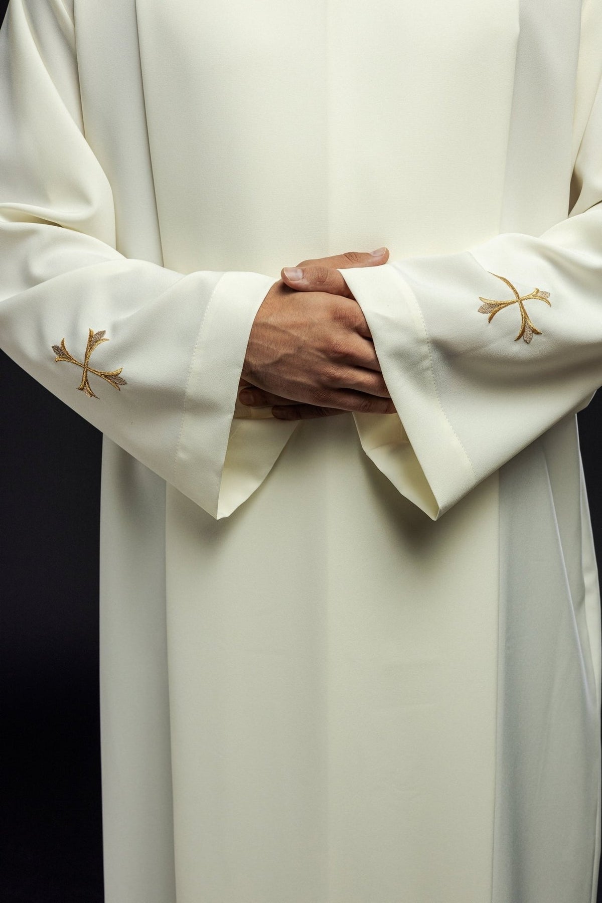 Alba kapłańska gładka z golfem i haftem krzyży ecru - SZATYLITURGICZNE.PL