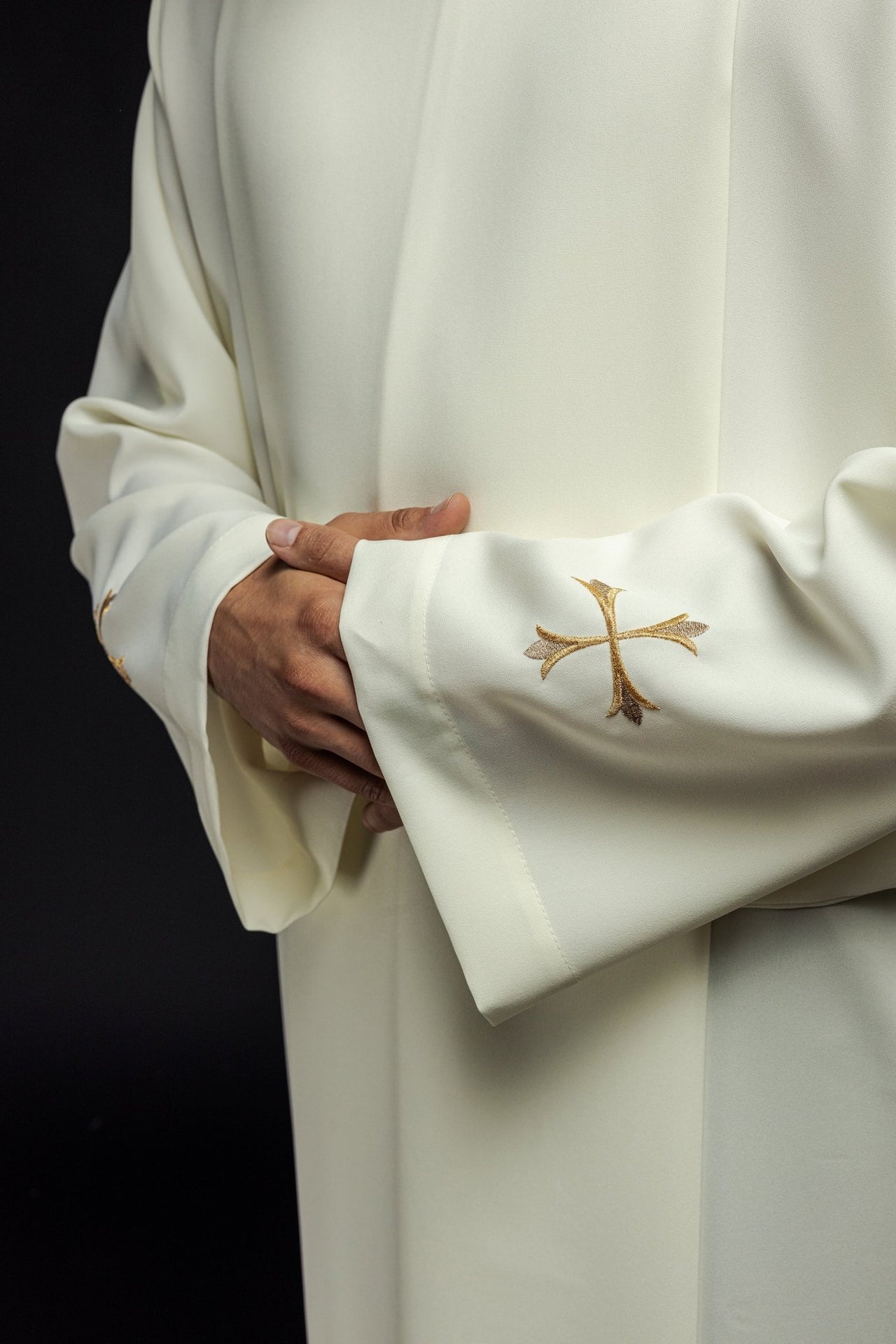Alba kapłańska gładka z golfem i haftem krzyży ecru - SZATYLITURGICZNE.PL