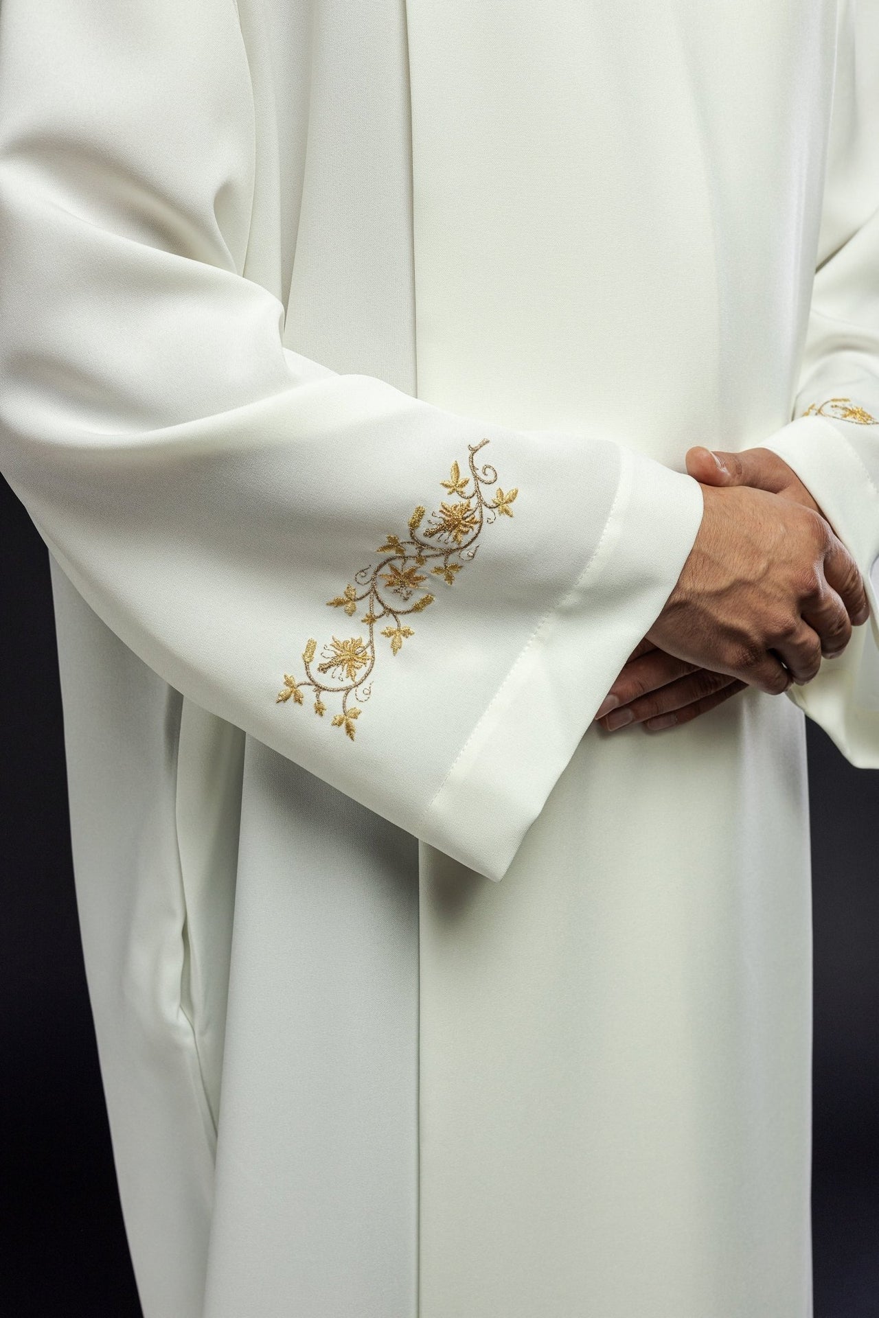 Alba kapłańska haftowana z golfem Ecru - SZATYLITURGICZNE.PL