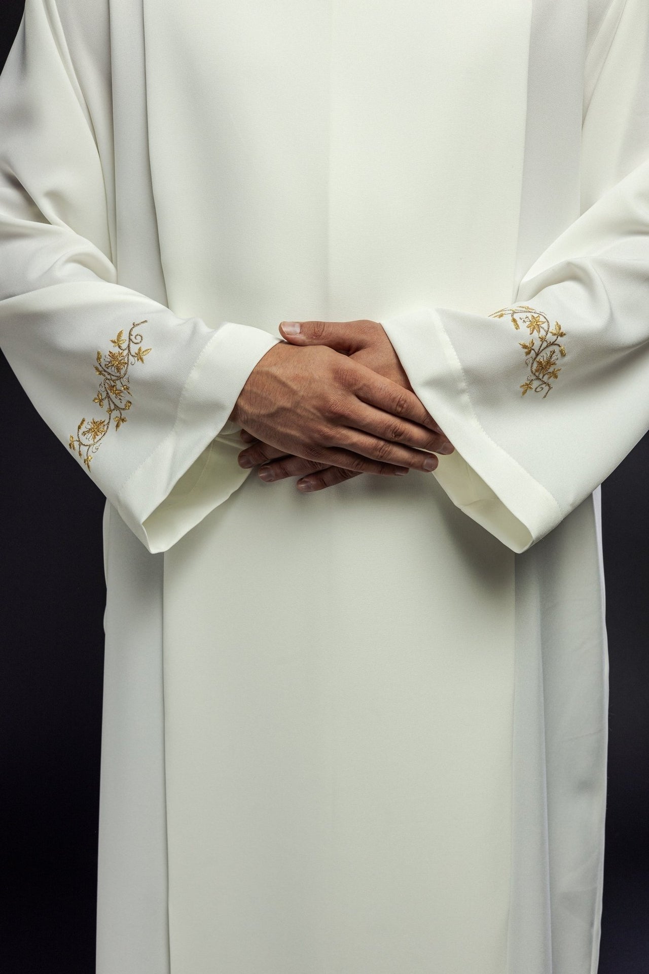 Alba kapłańska haftowana z golfem Ecru - SZATYLITURGICZNE.PL