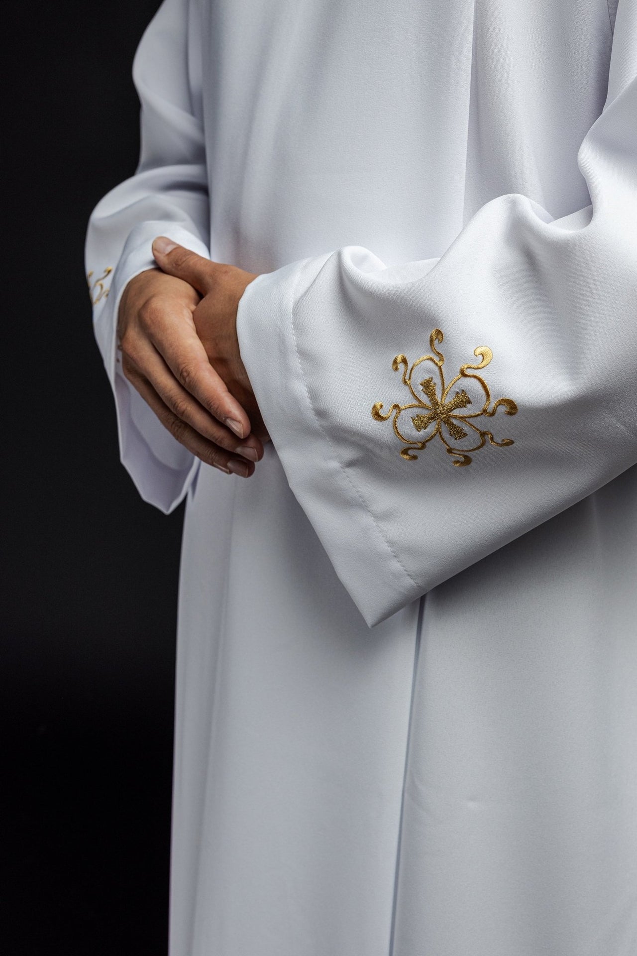 Alba kapłańska z golfem ozdobiona haftem biała - SZATYLITURGICZNE.PL