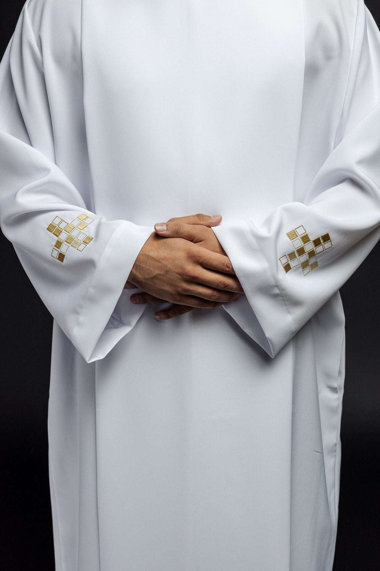 Alba z haftem mozaikowych Krzyży biała - SZATYLITURGICZNE.PL