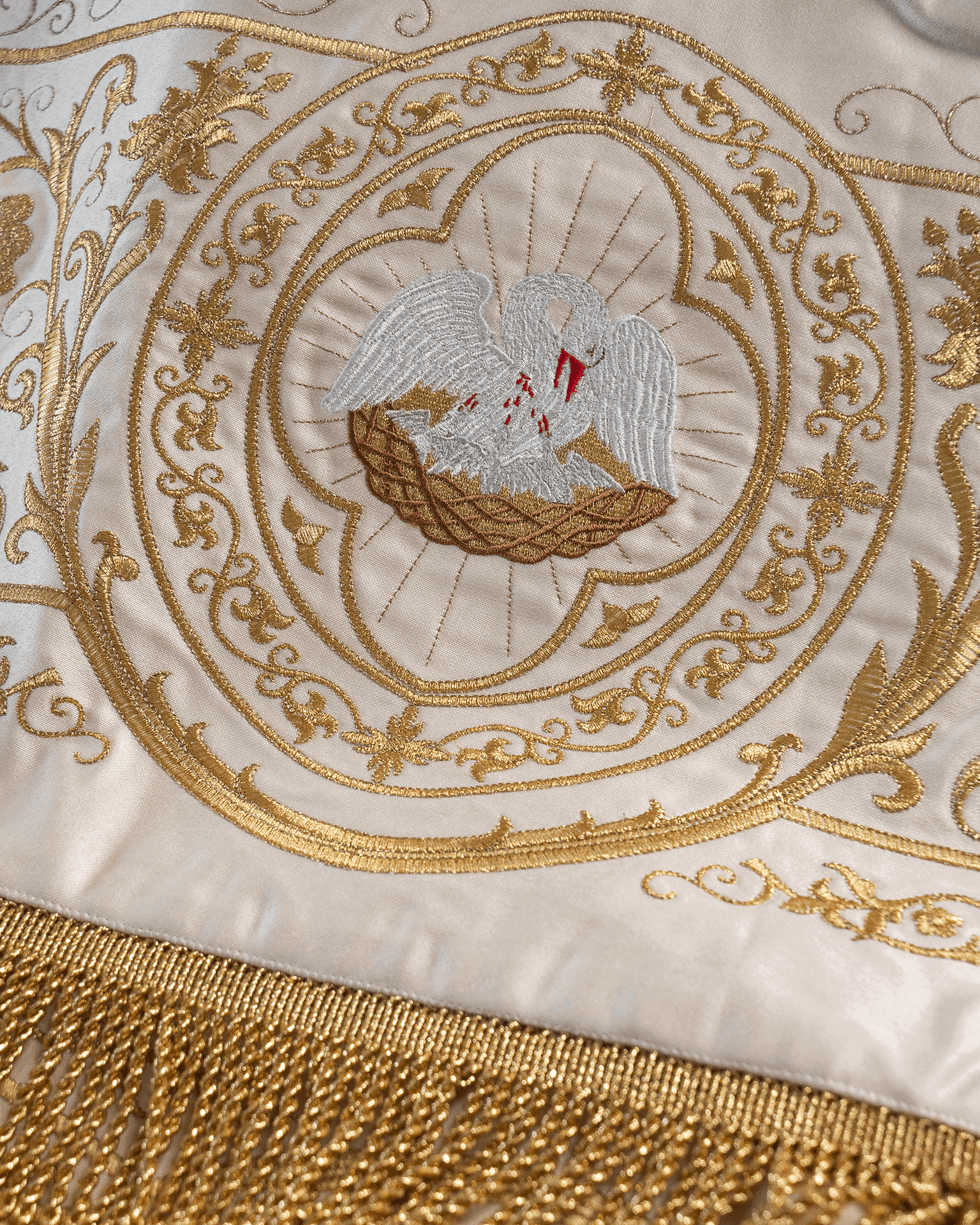 Baldachim procesyjny ecru z haftem pelikana i kielicha, 130×160 cm na Boże Ciało - SZATYLITURGICZNE.PL
