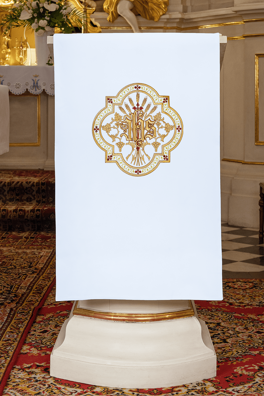 Biała Serweta na Lektorium z Haftowanym Złotym Symbolem IHS - SZATYLITURGICZNE.PL