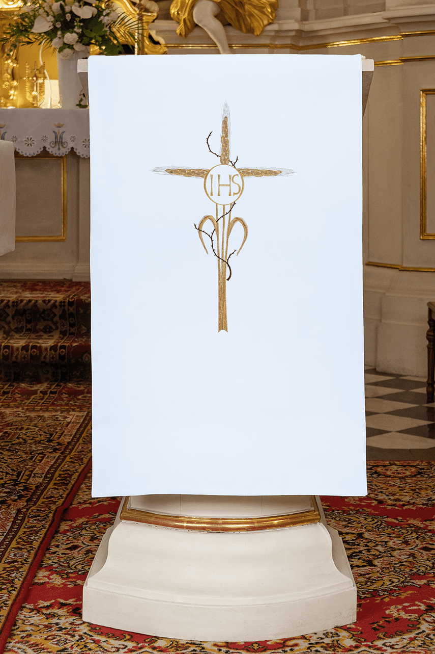 Biała Serweta na Lektorium ze Złotym Krzyżem IHS - SZATYLITURGICZNE.PL