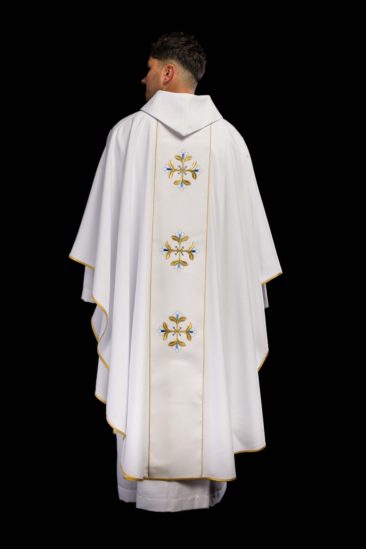 Biały ornat liturgiczny maryjny z pasem