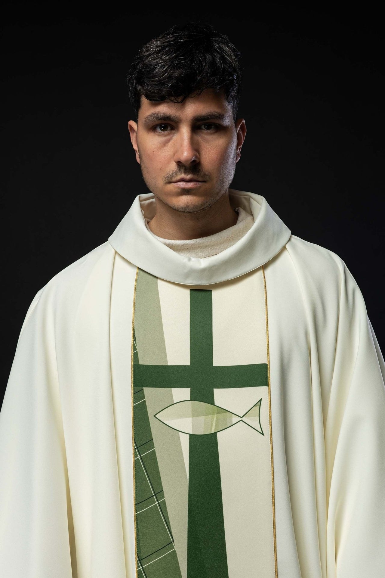 Biały Ornat Liturgiczny z Haftem Krzyża i Ryb - Złota Nić - SZATYLITURGICZNE.PL