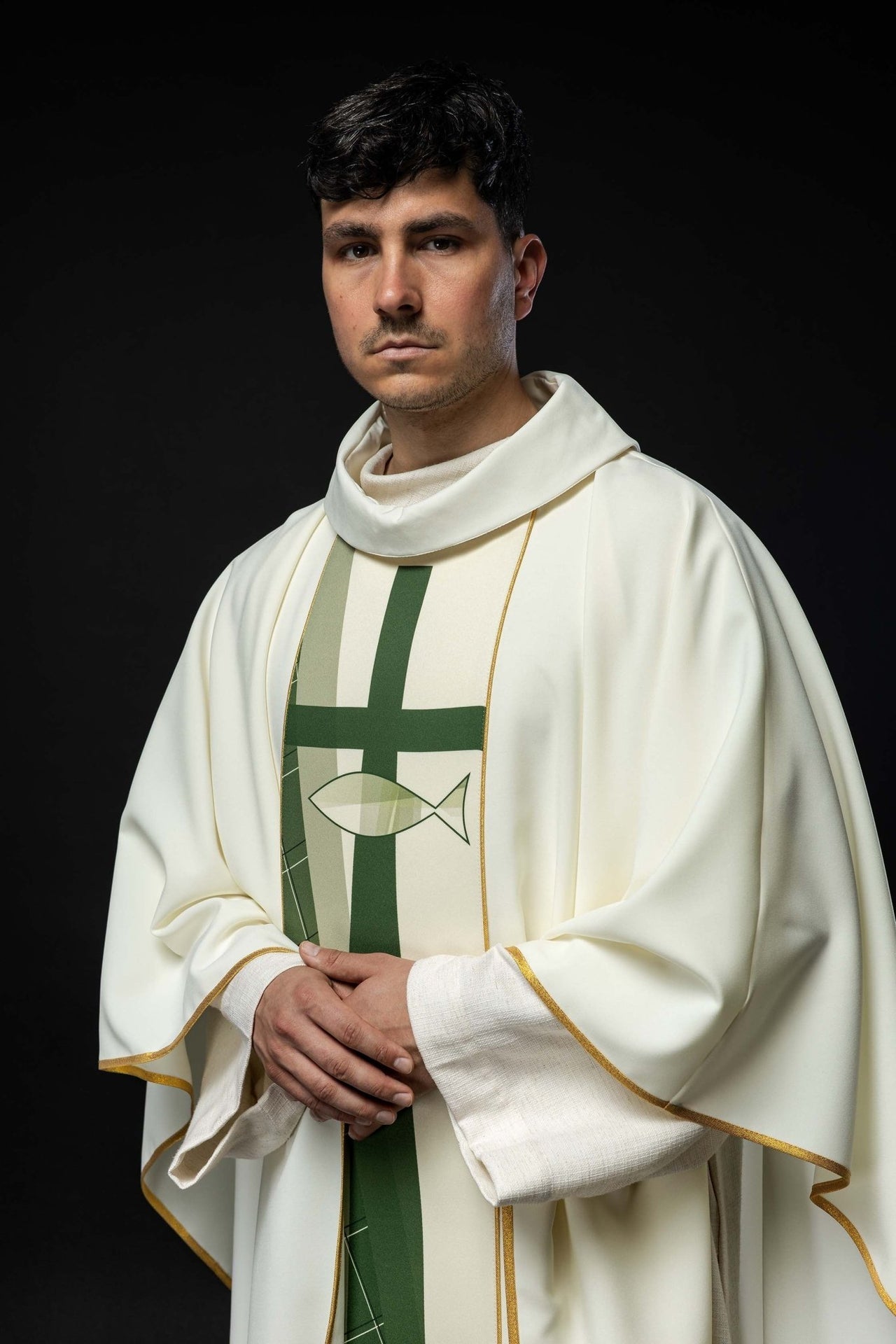 Biały Ornat Liturgiczny z Haftem Krzyża i Ryb - Złota Nić - SZATYLITURGICZNE.PL
