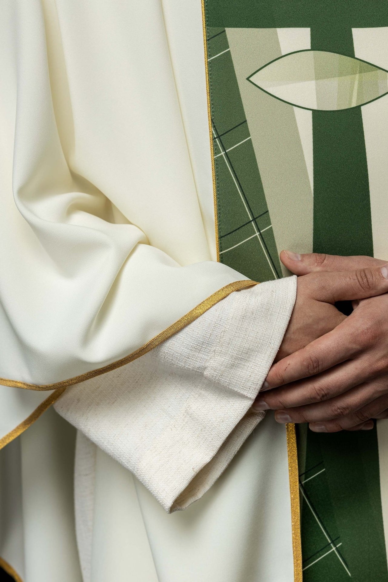 Biały Ornat Liturgiczny z Haftem Krzyża i Ryb - Złota Nić - SZATYLITURGICZNE.PL