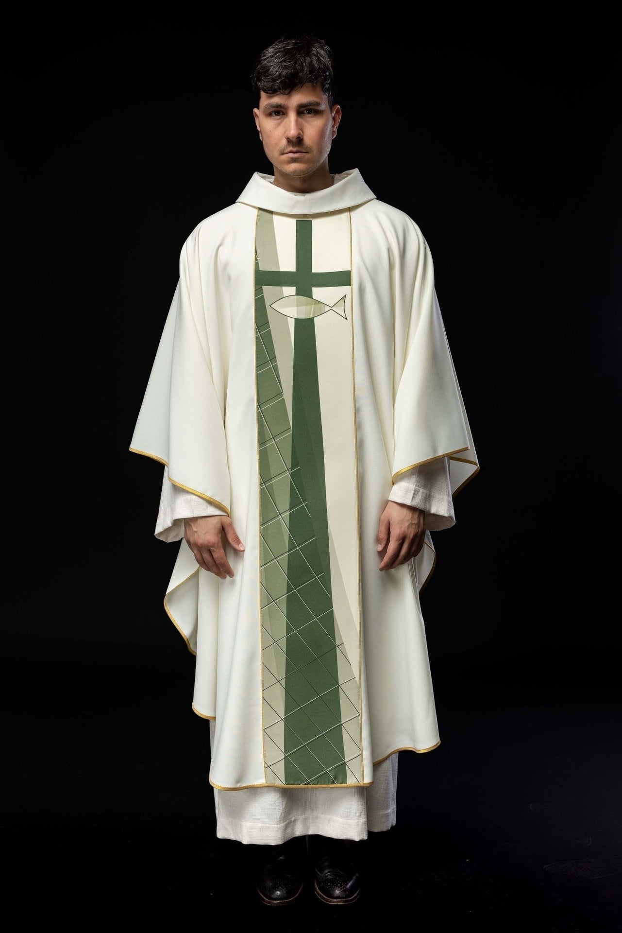 Biały Ornat Liturgiczny z Haftem Krzyża i Ryb - Złota Nić - SZATYLITURGICZNE.PL