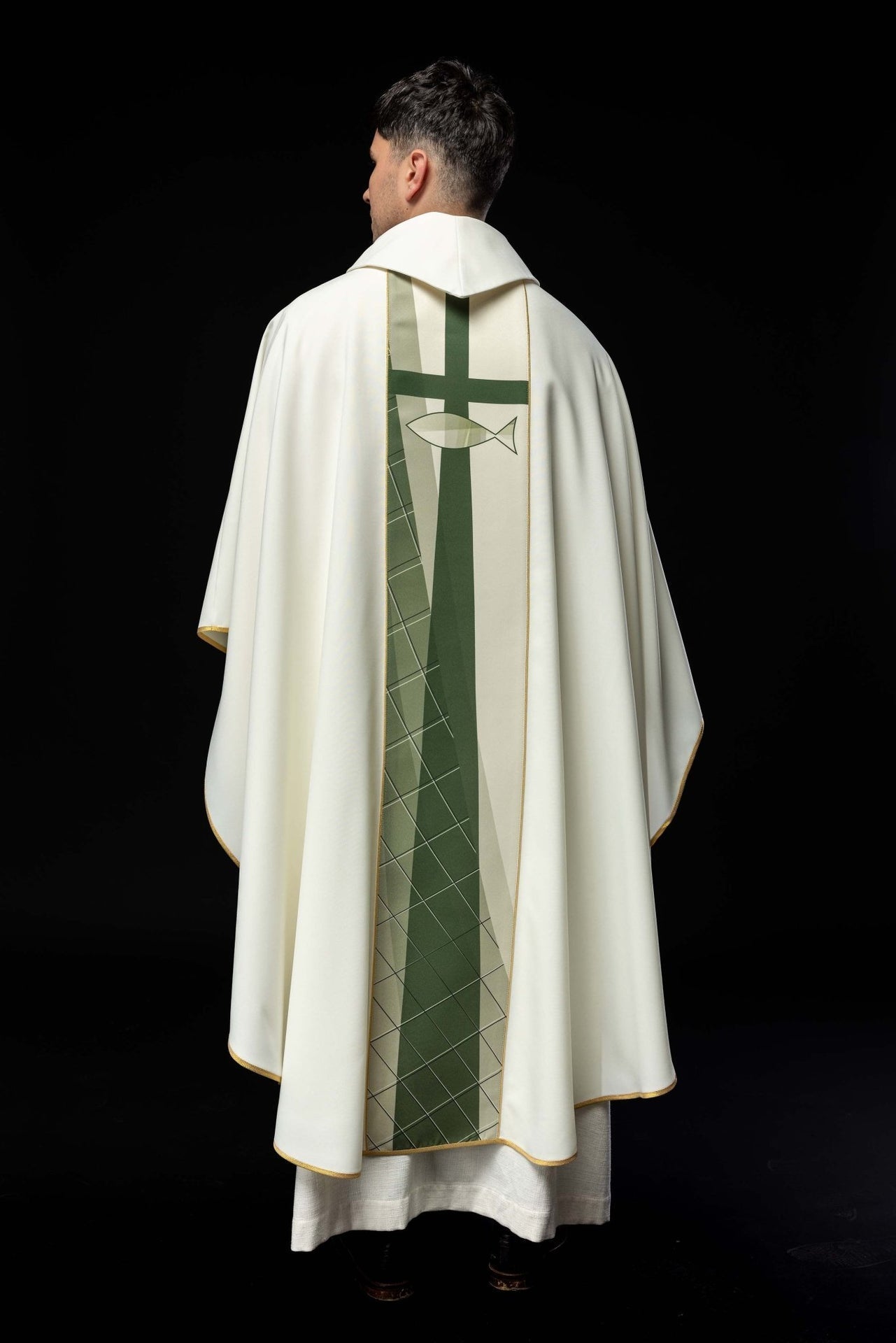 Biały Ornat Liturgiczny z Haftem Krzyża i Ryb - Złota Nić - SZATYLITURGICZNE.PL
