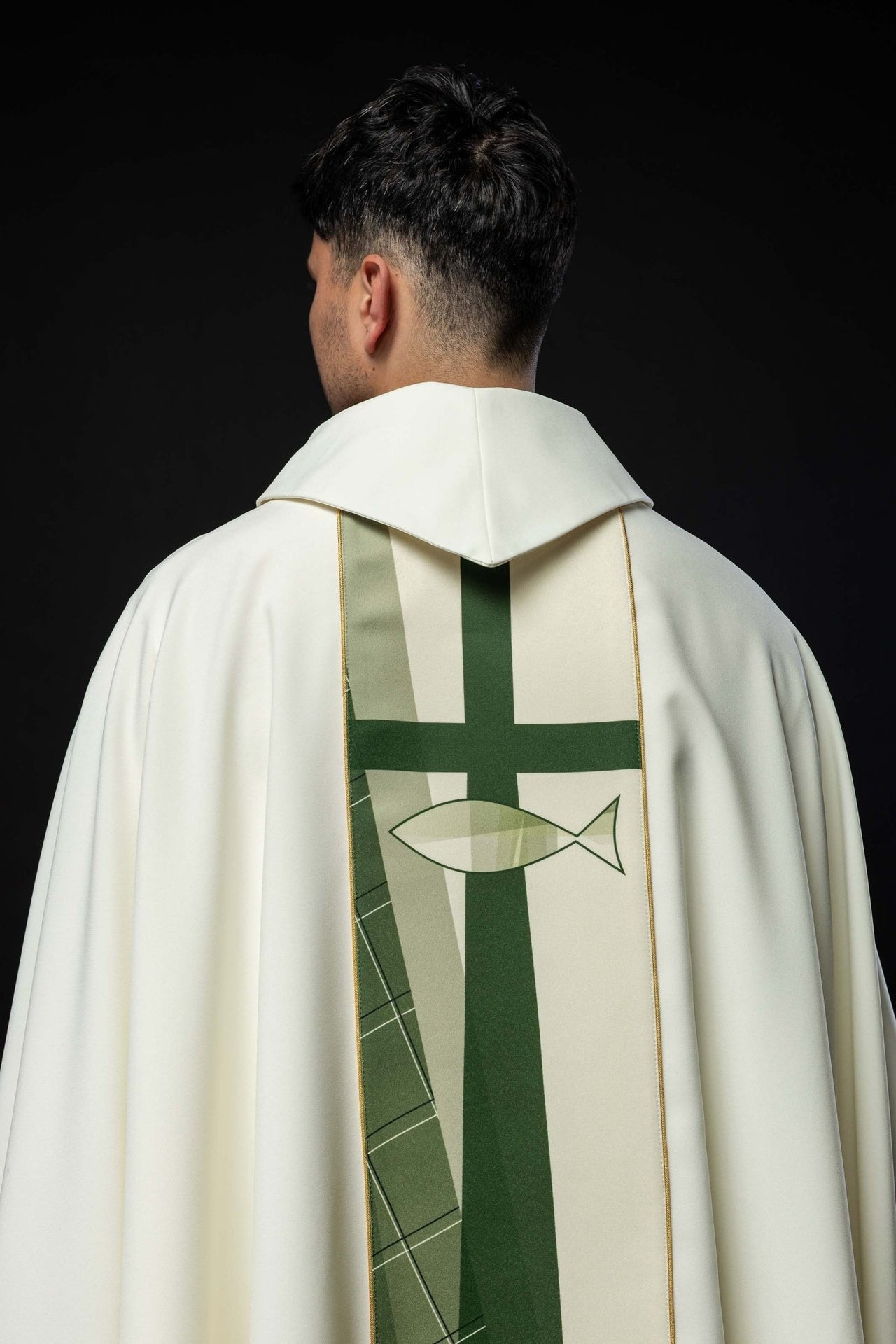 Biały Ornat Liturgiczny z Haftem Krzyża i Ryb - Złota Nić - SZATYLITURGICZNE.PL