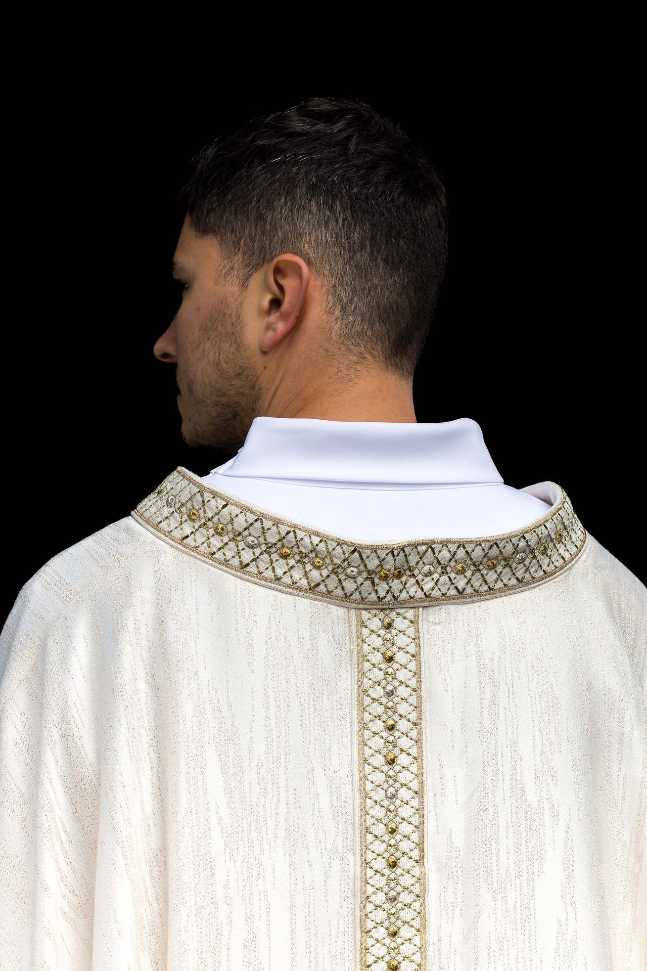Biały Ornat Liturgiczny z Haftowanym Pasem i Kołnierzem - SZATYLITURGICZNE.PL