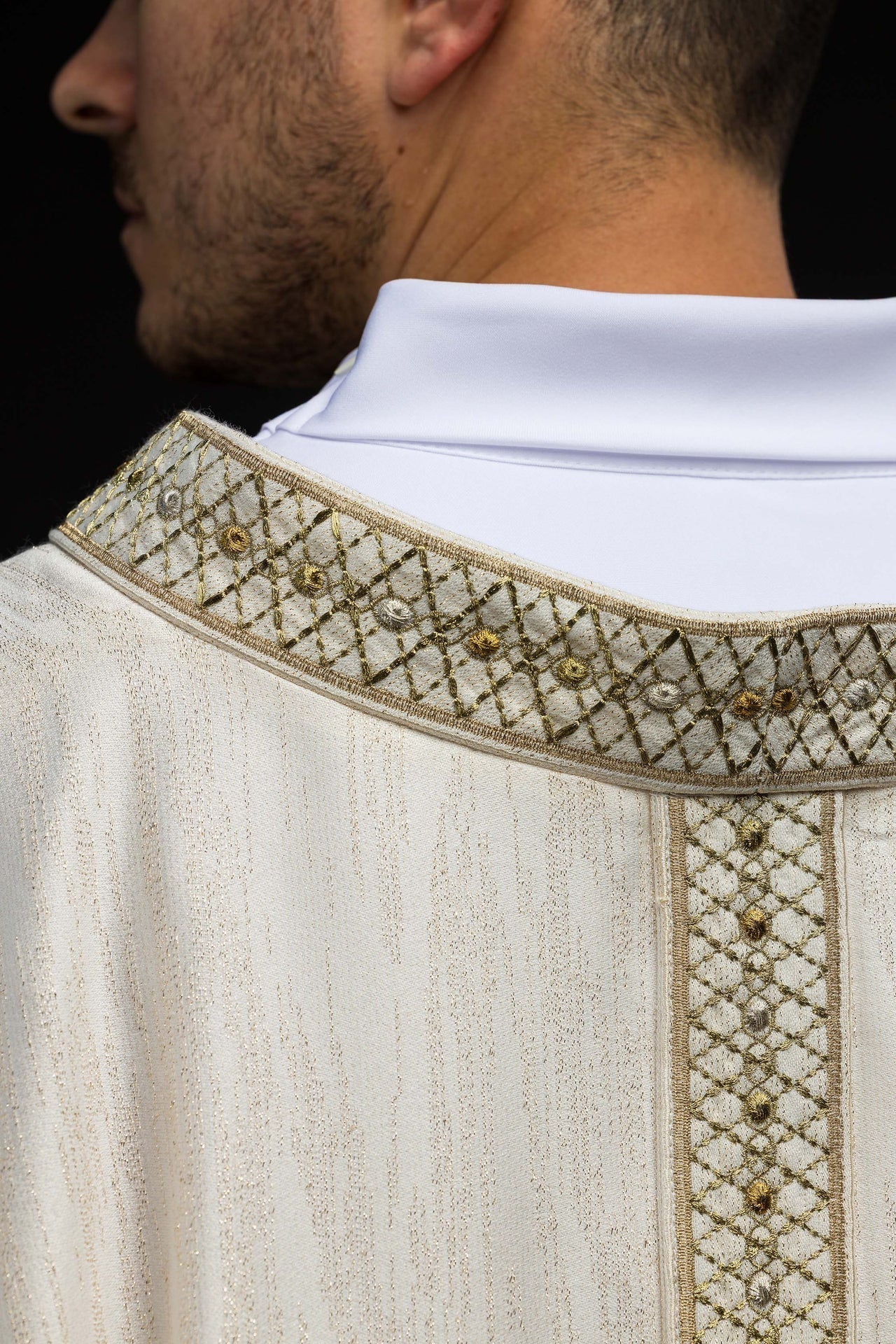 Biały Ornat Liturgiczny z Haftowanym Pasem i Kołnierzem - SZATYLITURGICZNE.PL