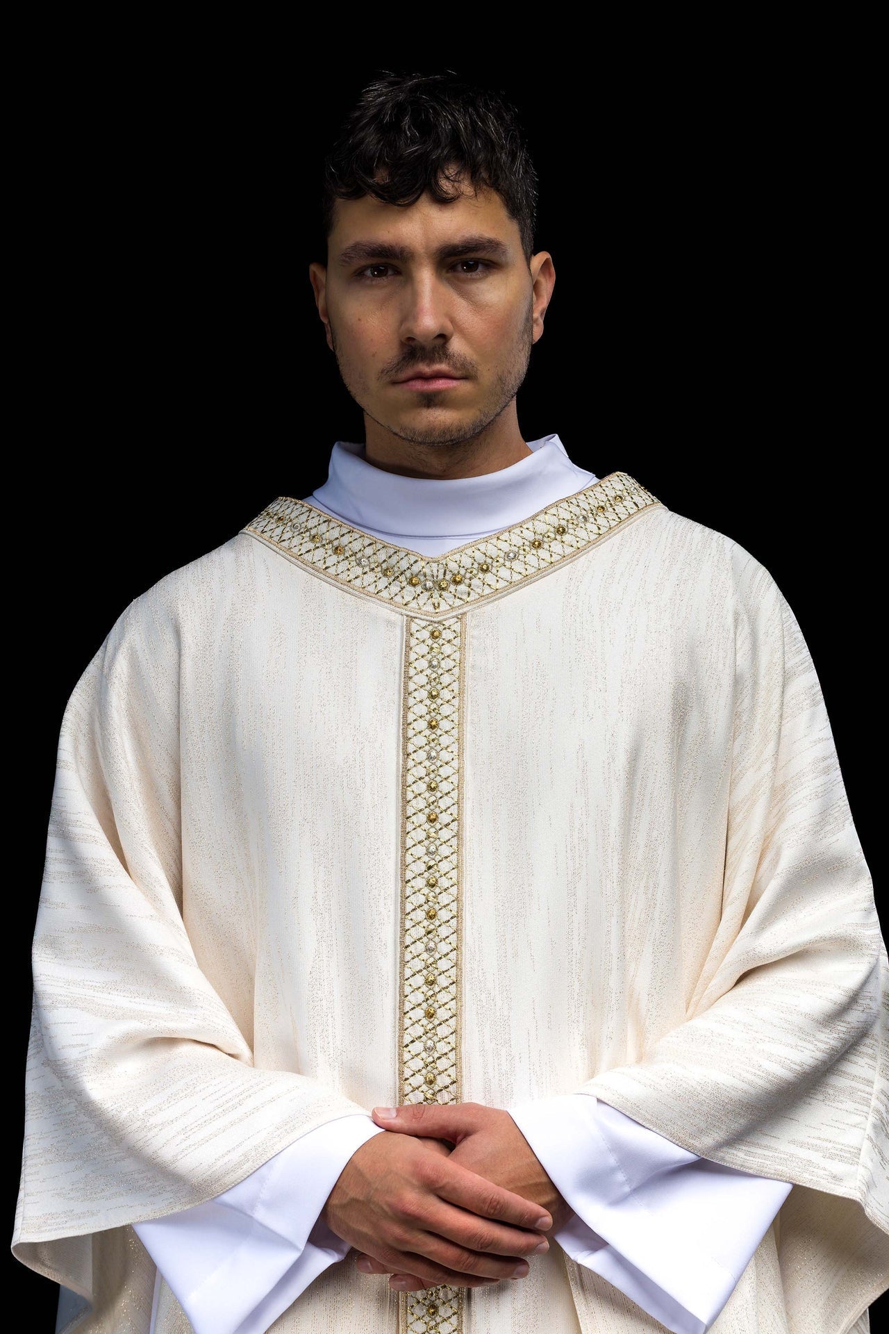 Biały Ornat Liturgiczny z Haftowanym Pasem i Kołnierzem - SZATYLITURGICZNE.PL