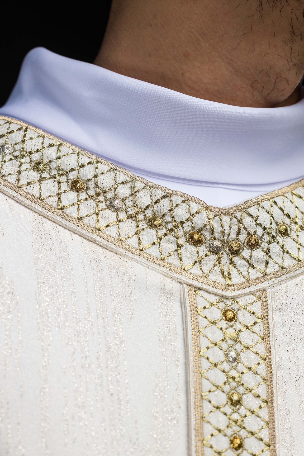 Biały Ornat Liturgiczny z Haftowanym Pasem i Kołnierzem - SZATYLITURGICZNE.PL