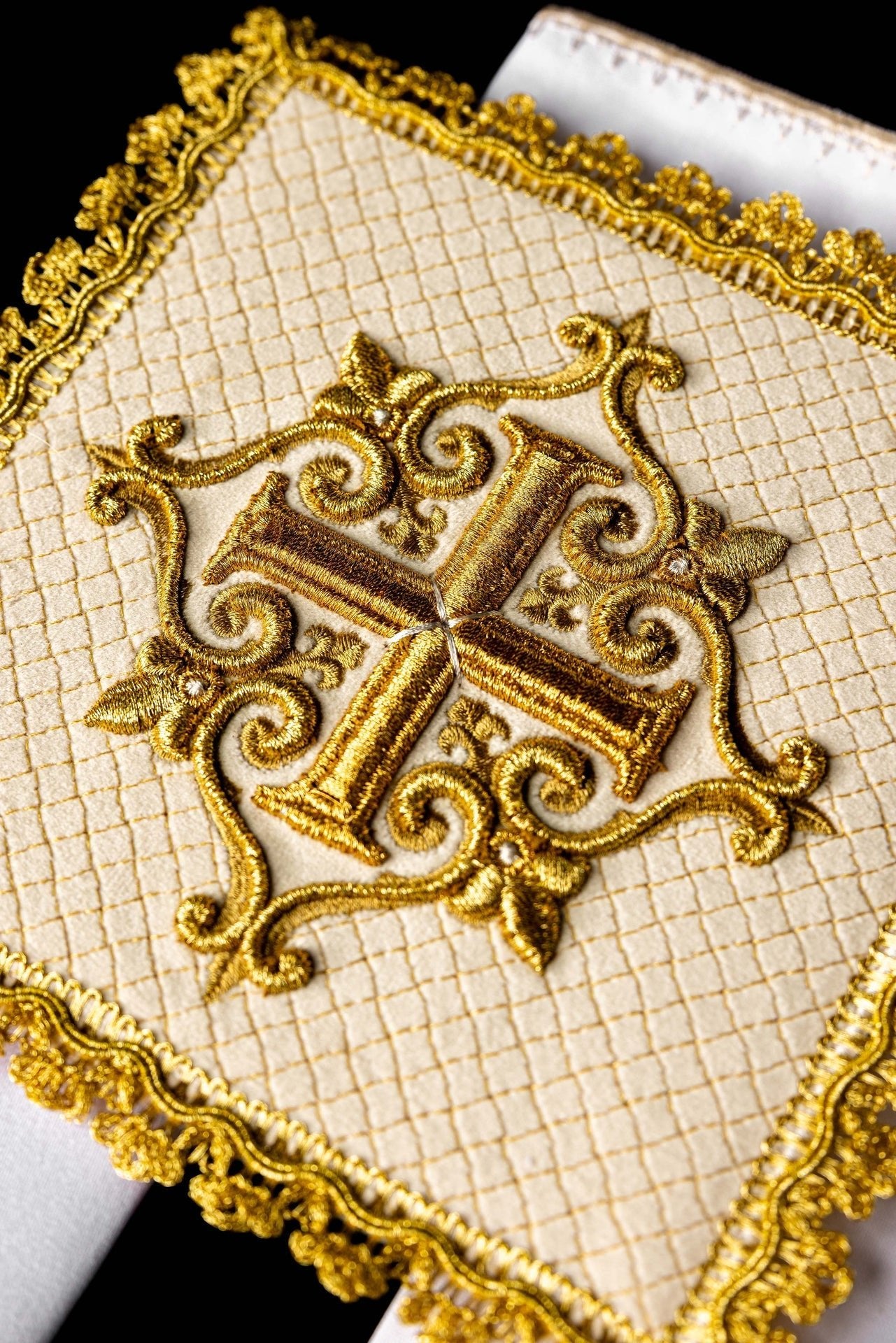 Bielizna Kielichowa Aksamit Ecru - Złoty Krzyż Haftowany - SZATYLITURGICZNE.PL