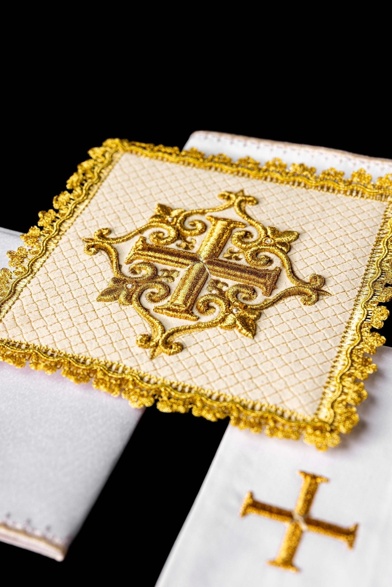 Bielizna Kielichowa Aksamit Ecru - Złoty Krzyż Haftowany - SZATYLITURGICZNE.PL