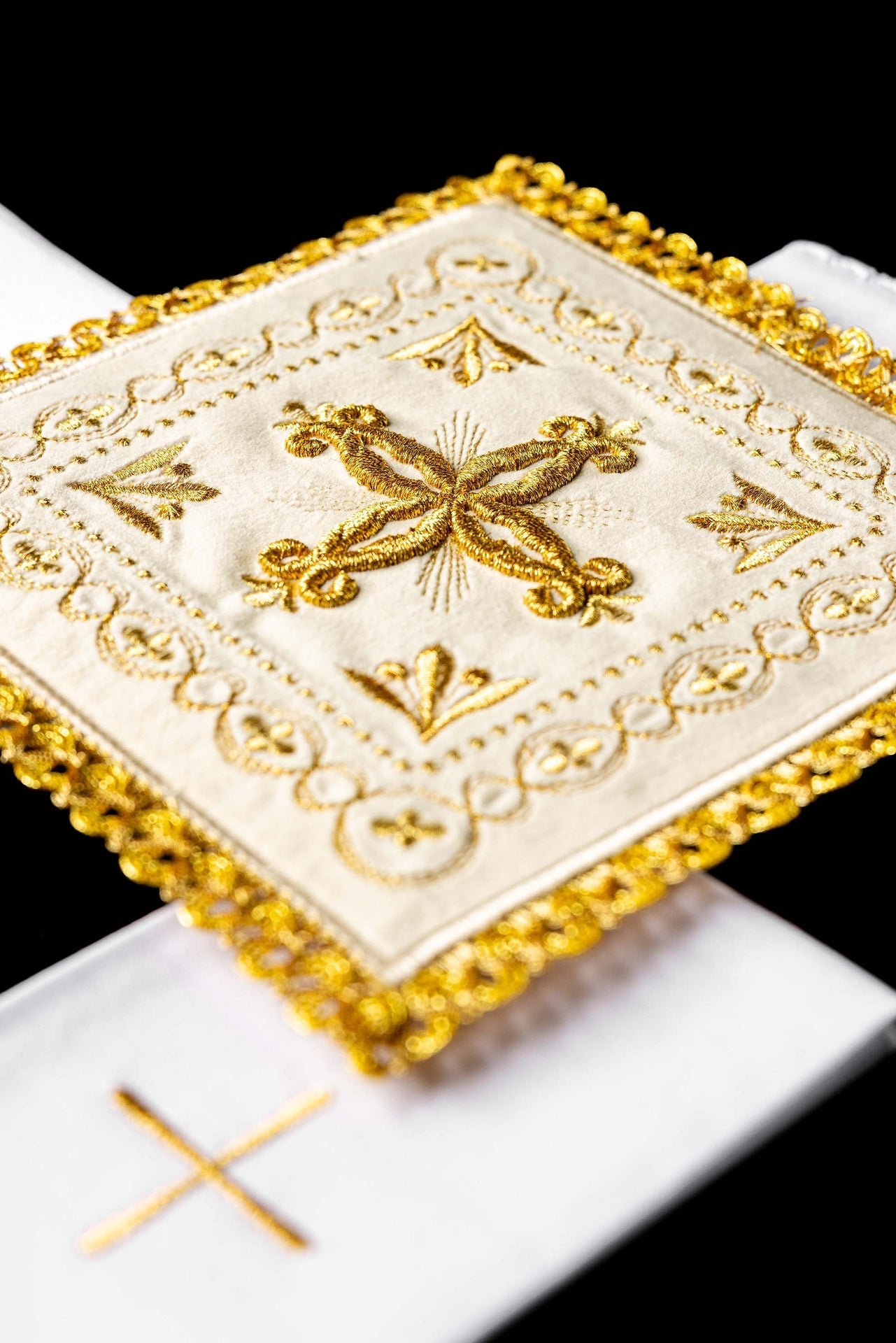 Bielizna Kielichowa Aksamit Ecru Złoty Krzyż Komplet 4w1 - SZATYLITURGICZNE.PL