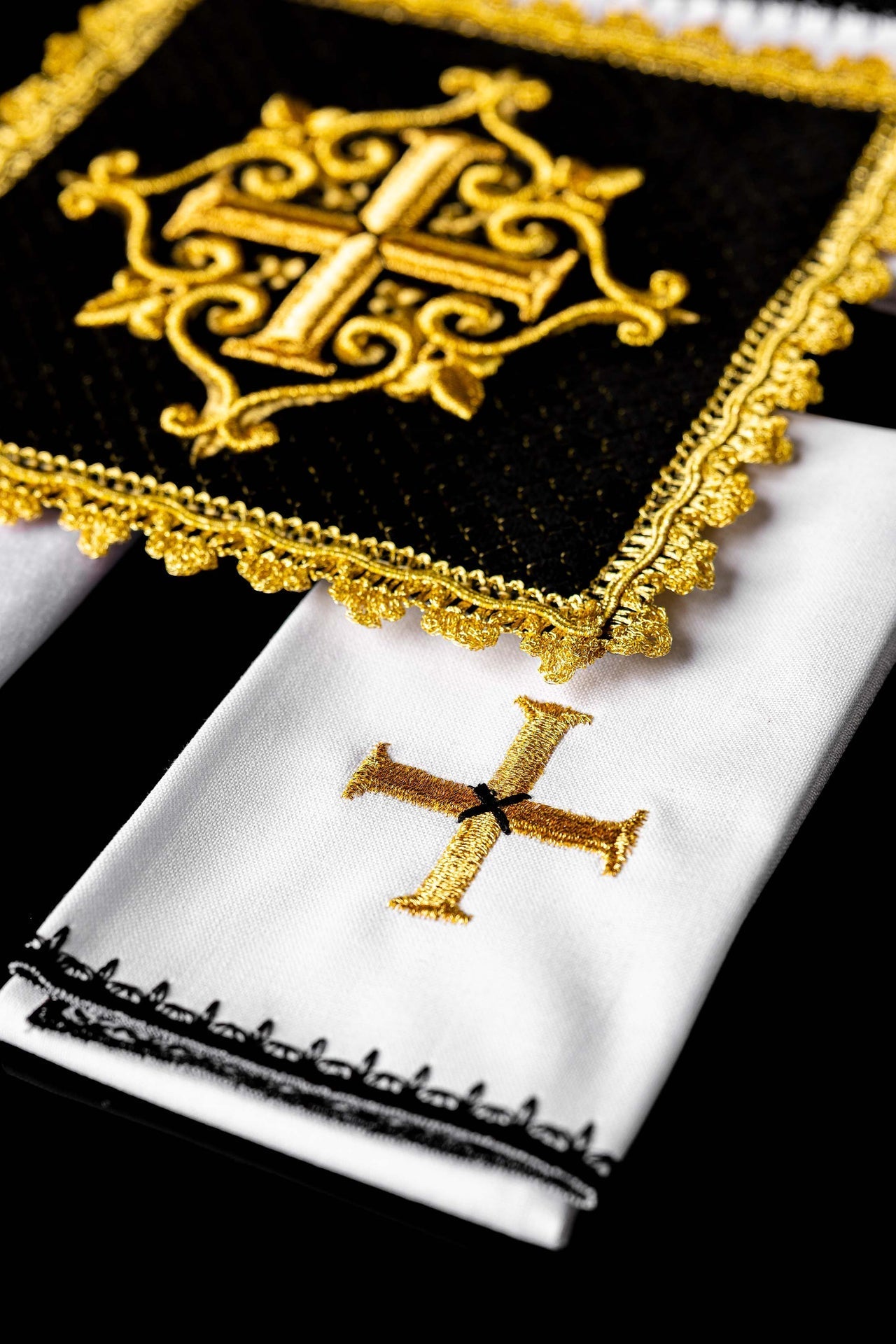 Bielizna Kielichowa Aksamitna Czarna ze Złotym Krzyżem Haftowanym - SZATYLITURGICZNE.PL