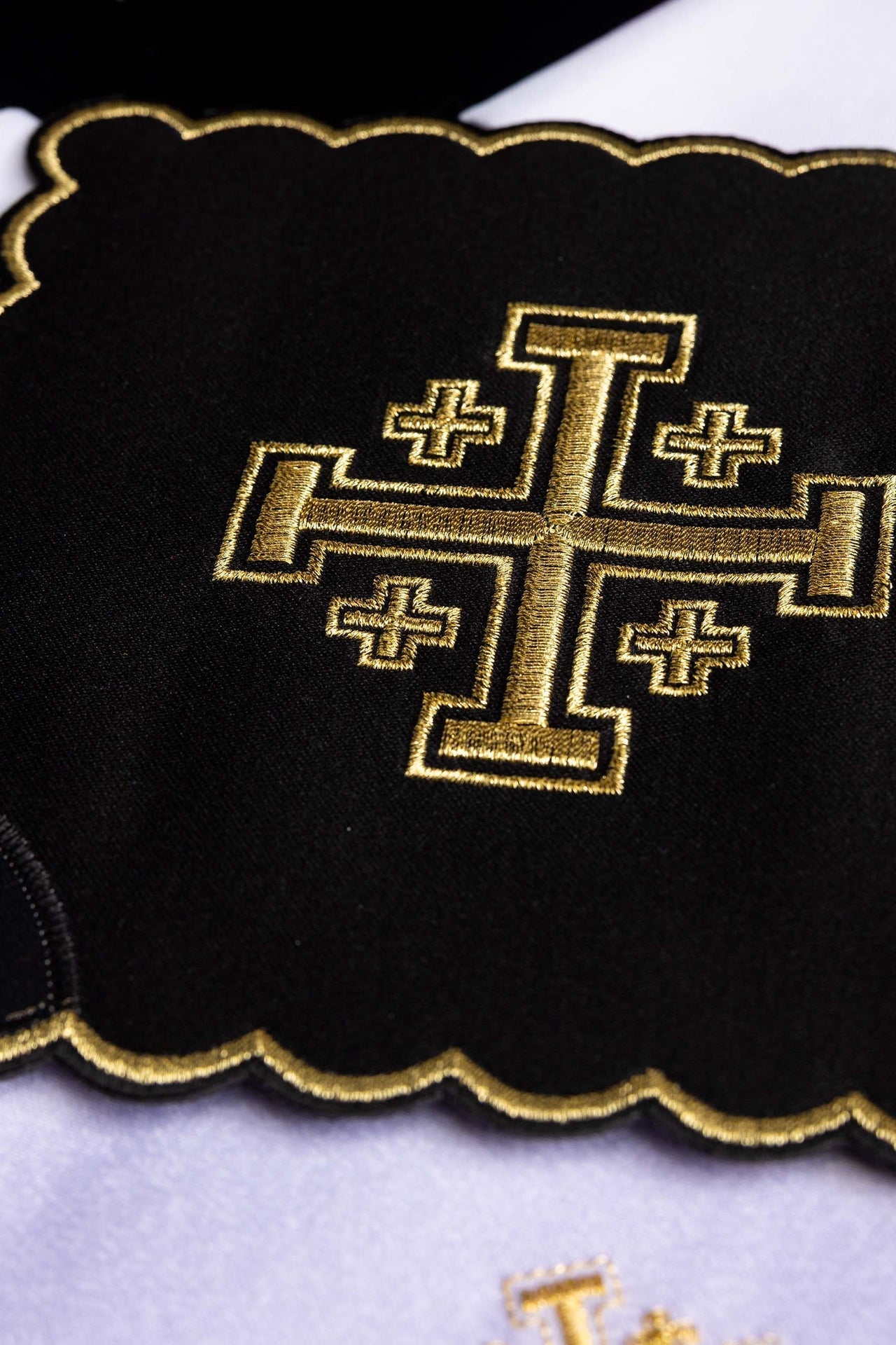 Bielizna kielichowa czarna z haftem Krzyż Jerozolimski - SZATYLITURGICZNE.PL