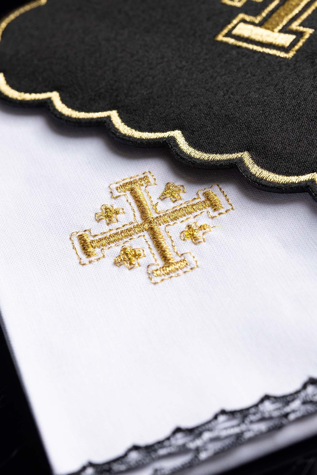 Bielizna kielichowa czarna z haftem Krzyż Jerozolimski - SZATYLITURGICZNE.PL