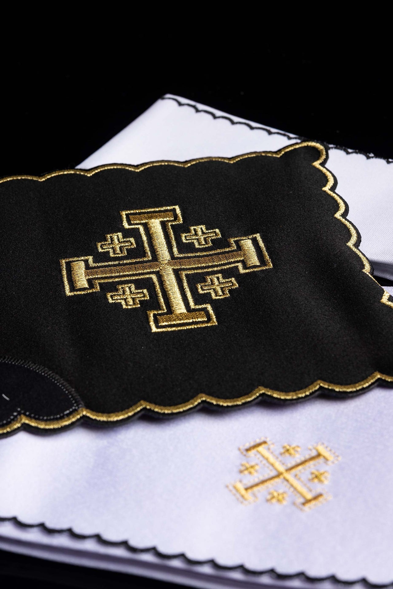 Bielizna kielichowa czarna z haftem Krzyż Jerozolimski - SZATYLITURGICZNE.PL