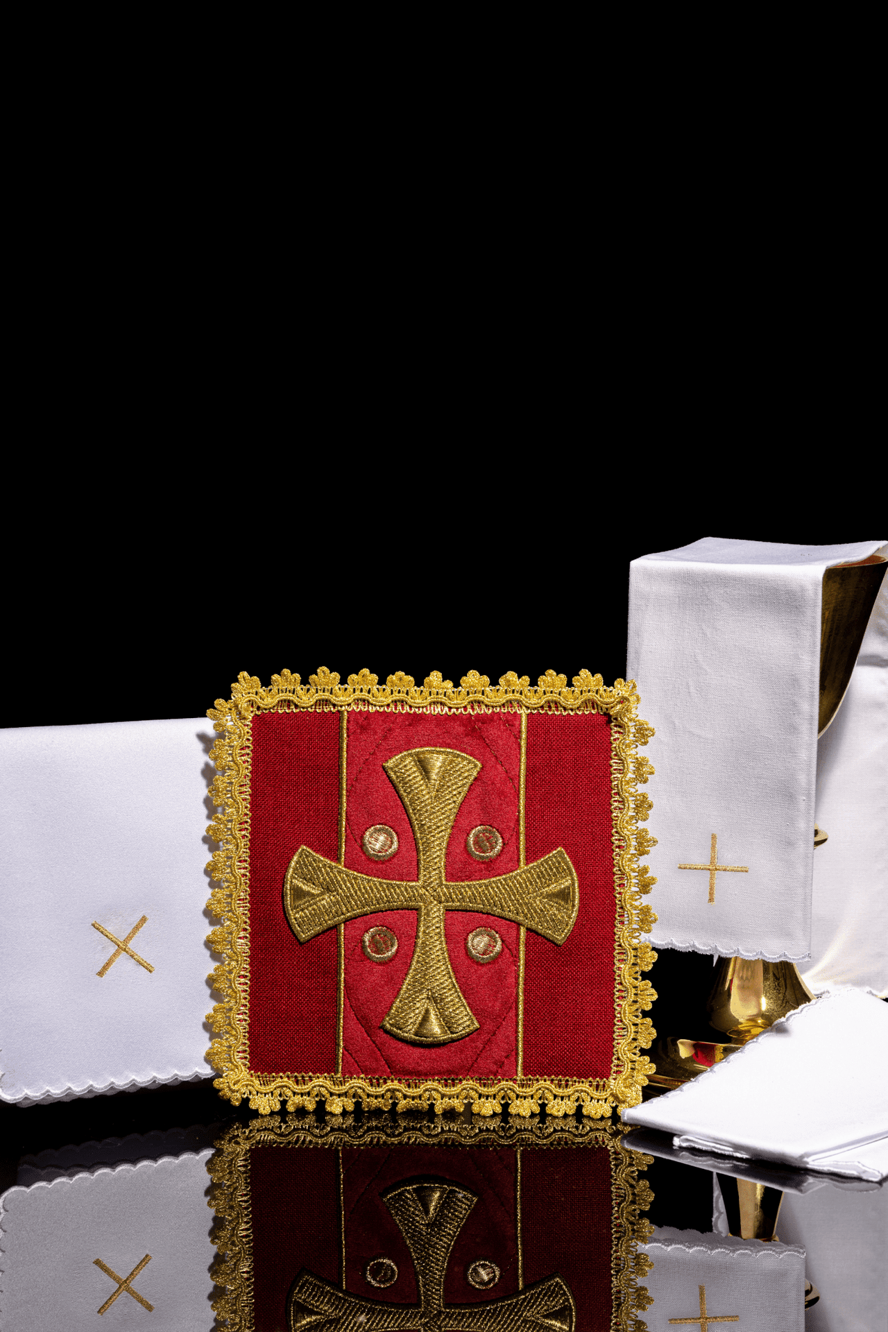 Bielizna Kielichowa Czerwona Haftowana Złotym Krzyżem - Aksamit - SZATYLITURGICZNE.PL