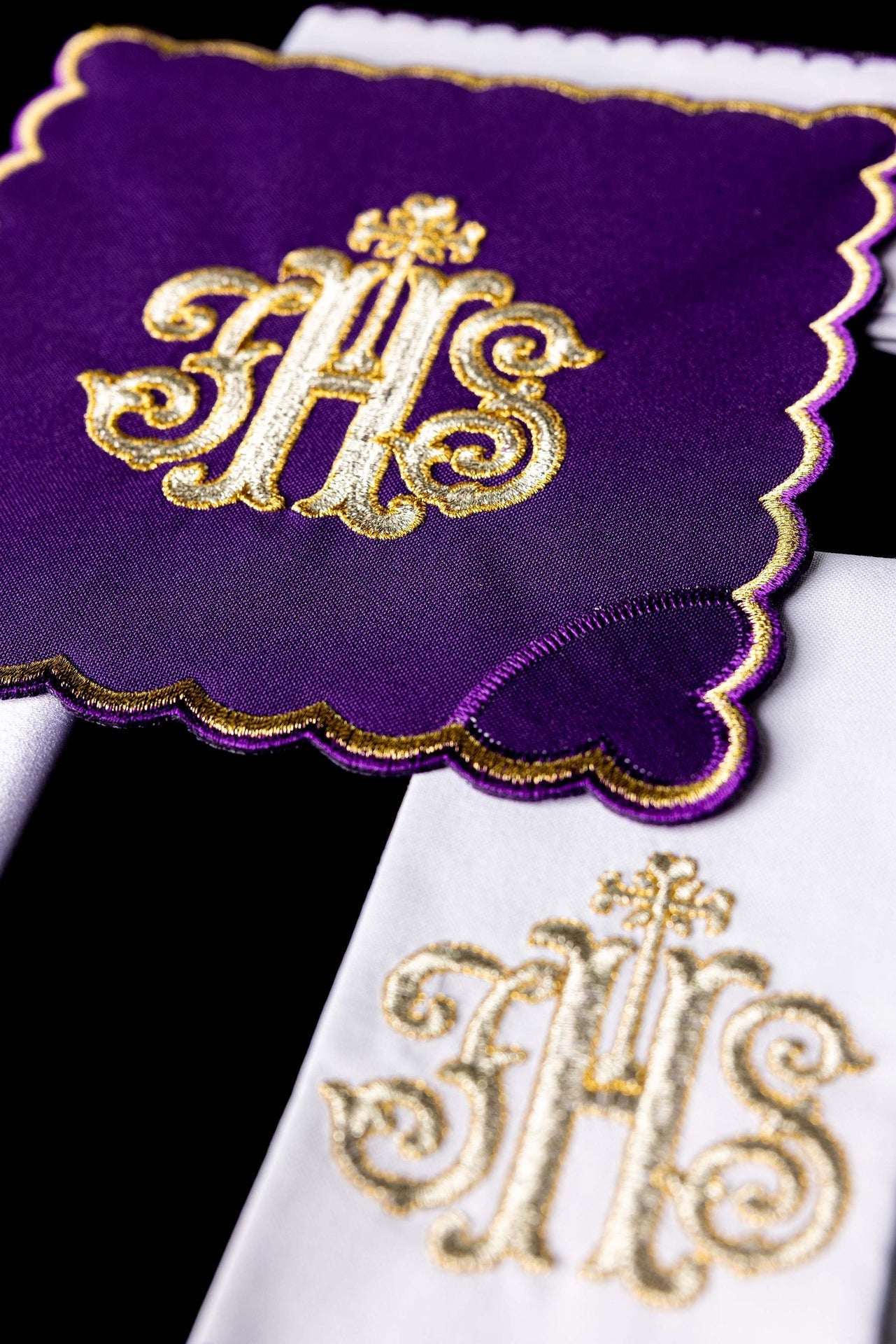 Bielizna Kielichowa Fioletowa IHS Haft Złotem - Komplet 4 - częściowy - SZATYLITURGICZNE.PL