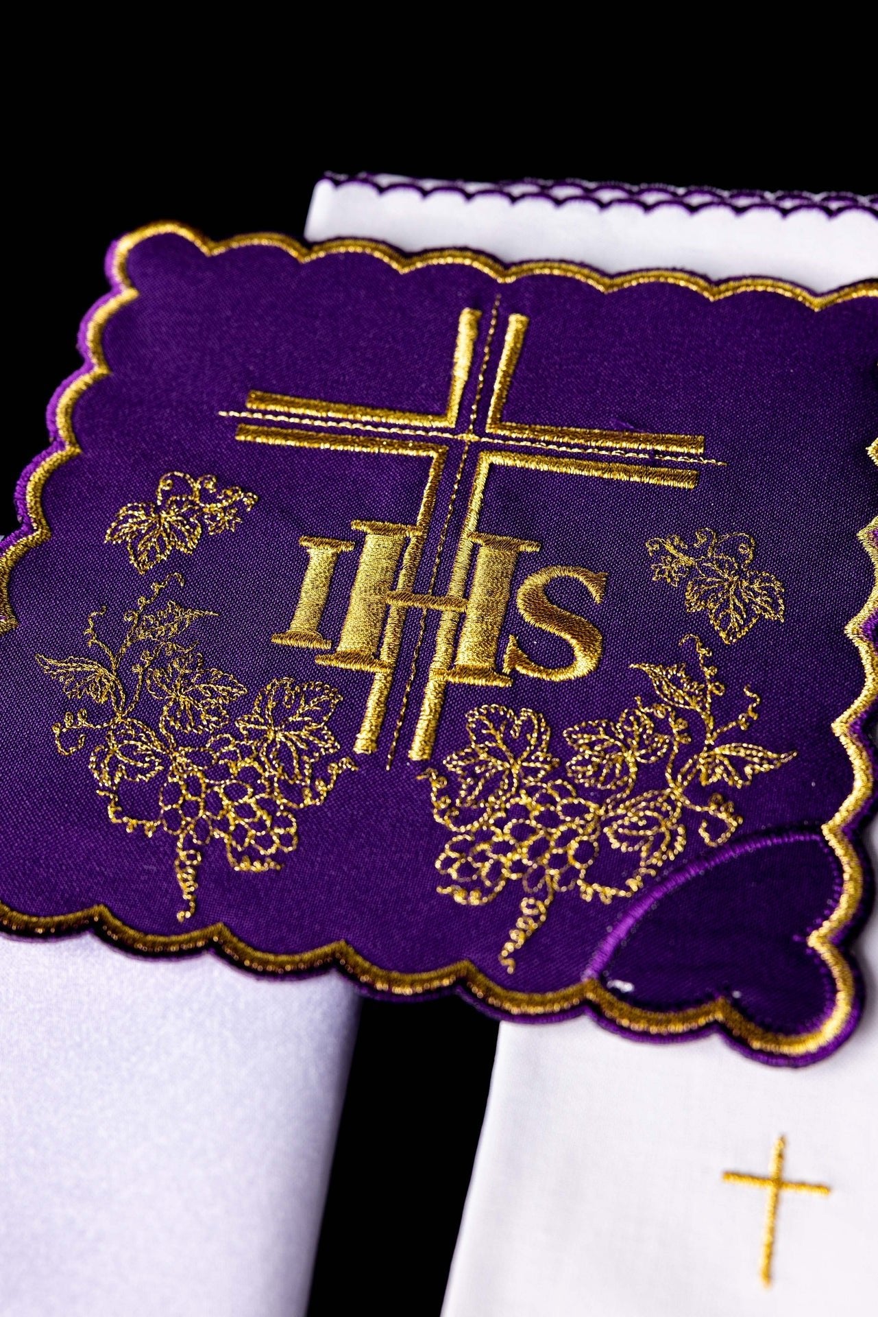 Bielizna Kielichowa Fioletowa IHS Haftowana Złotą Nicią - Komplet 4 - częściowy - SZATYLITURGICZNE.PL